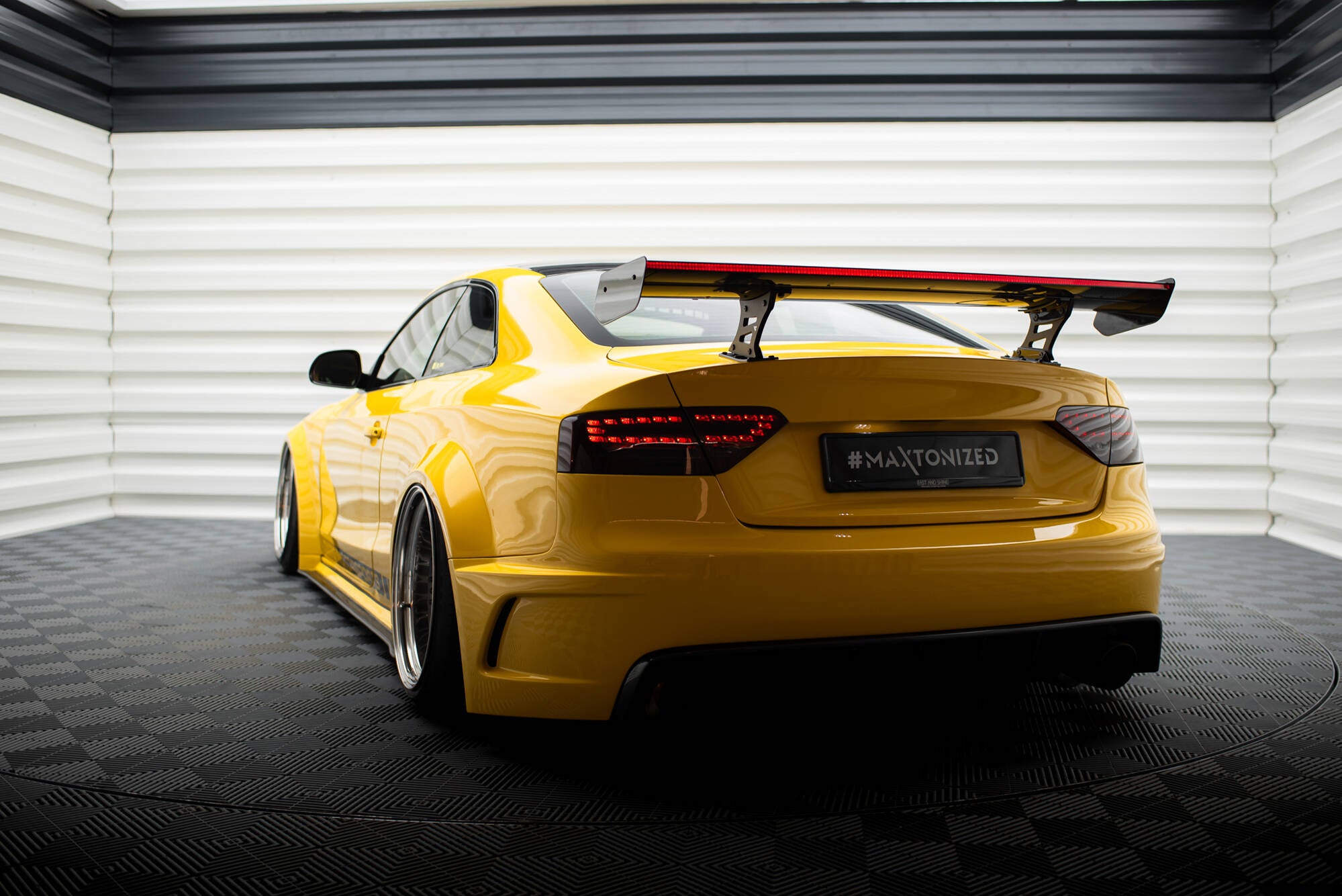 Carbon spoiler med interne parenteser lodret + LED Audi A5 Coupe 8t