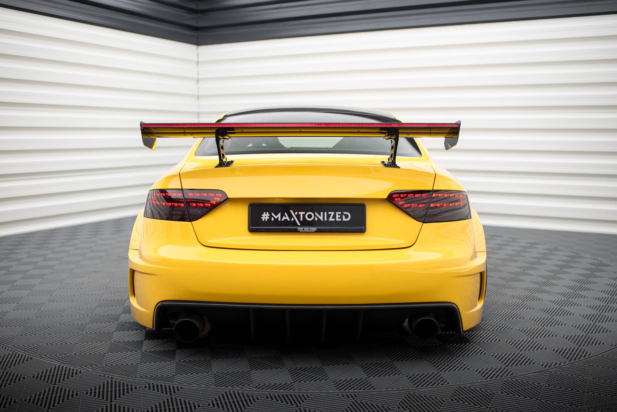 Carbon spoiler med interne parenteser lodret + LED Audi A5 Coupe 8t