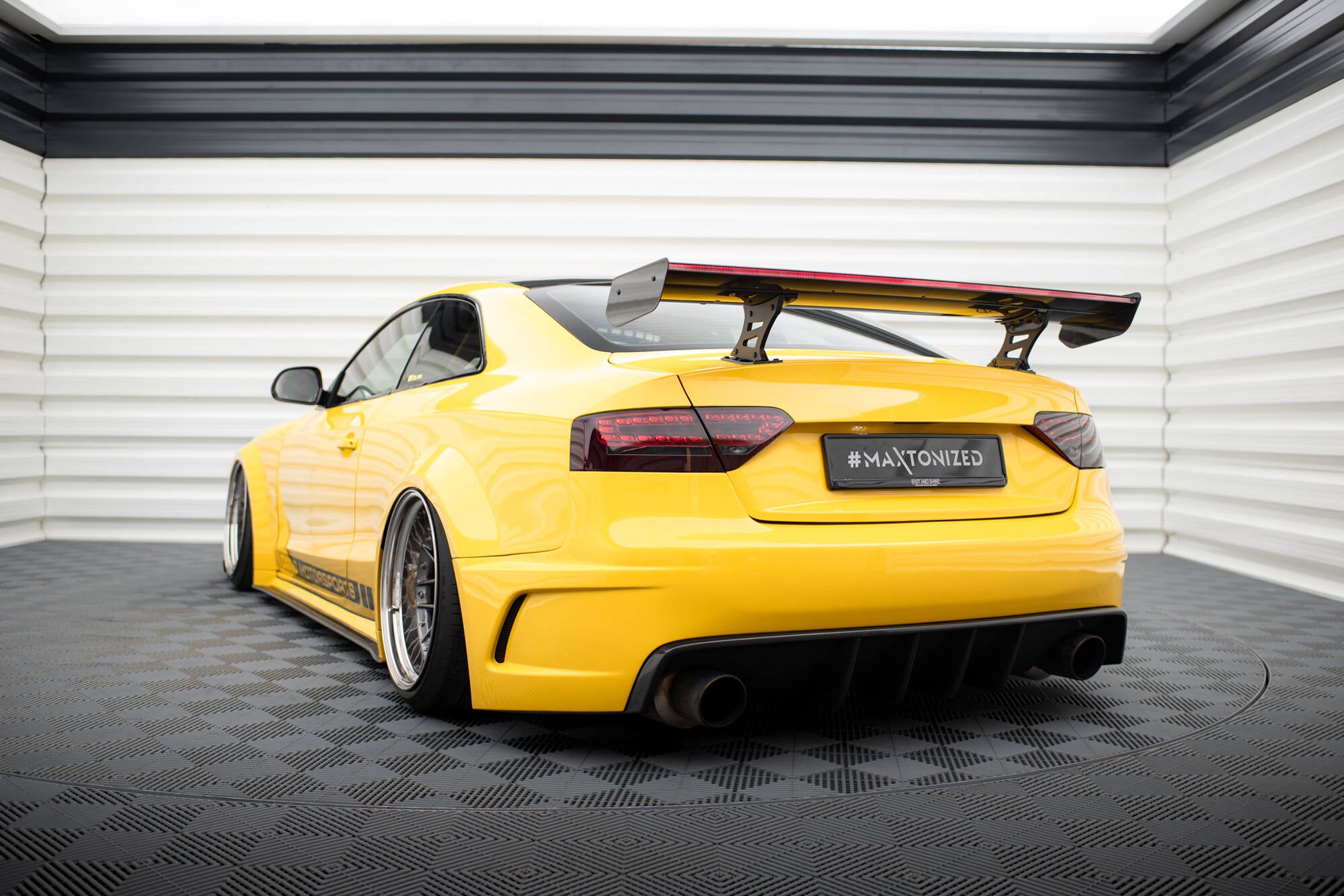 Carbon spoiler med interne parenteser lodret + LED Audi A5 Coupe 8t