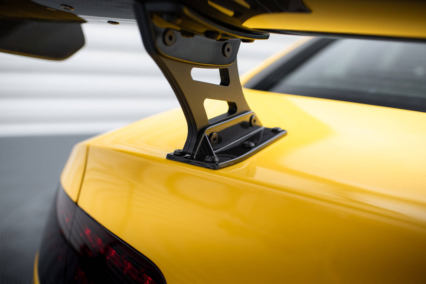 Carbon spoiler med interne parenteser lodret + LED Audi A5 Coupe 8t