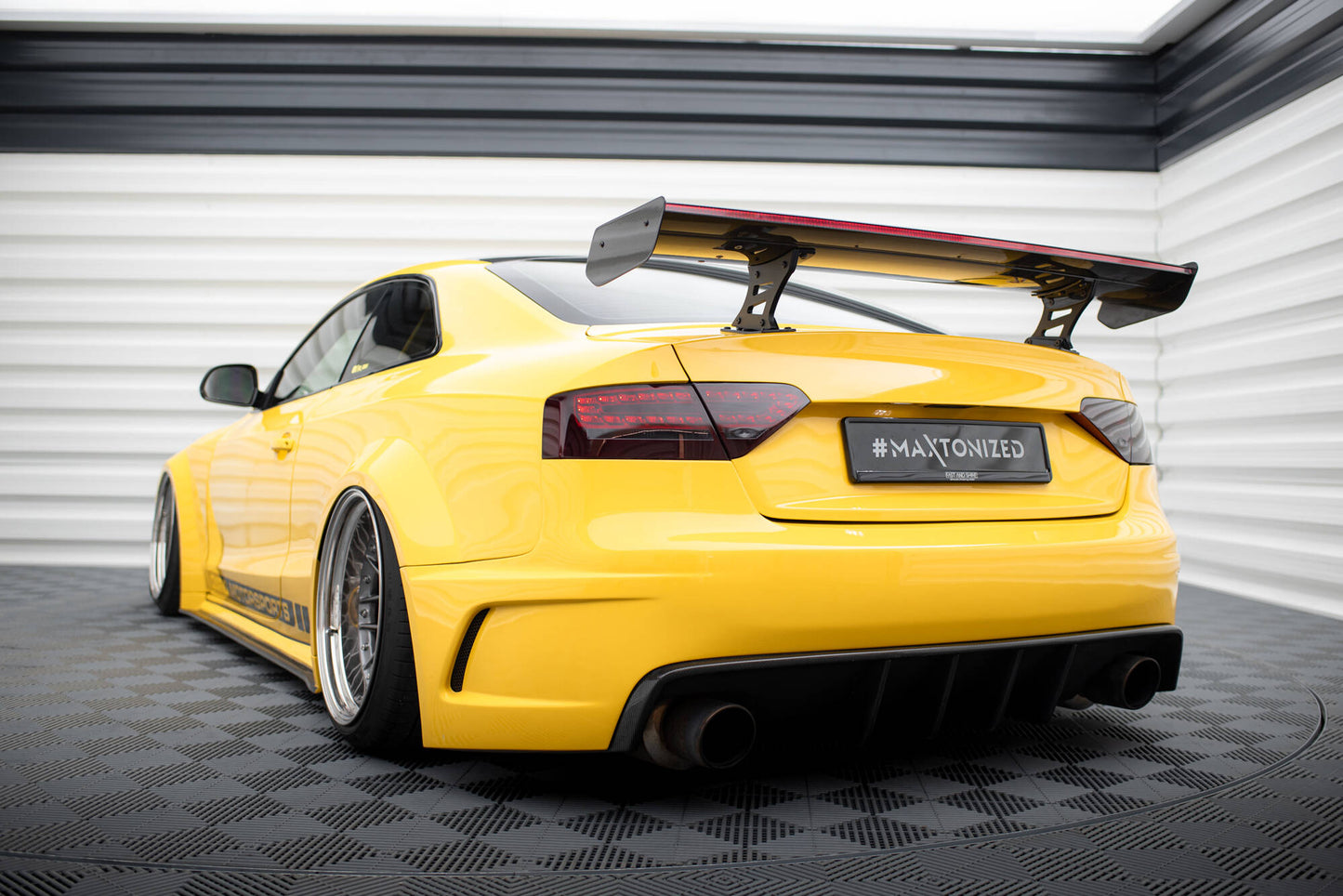 Carbon spoiler med interne parenteser lodret + LED Audi A5 Coupe 8t