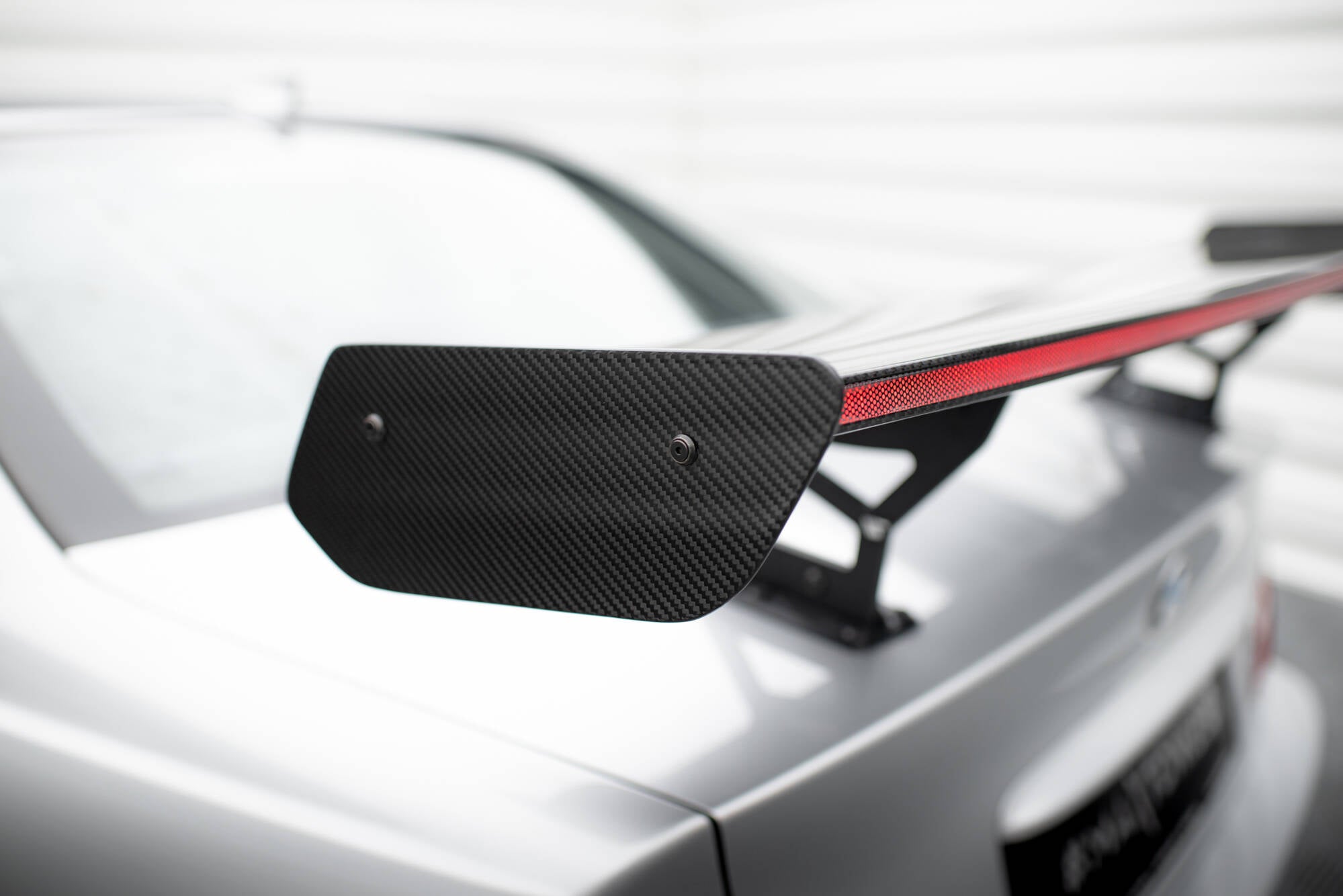 Carbon spoiler med interne parenteser lodret + LED BMW 3 Coupe E46