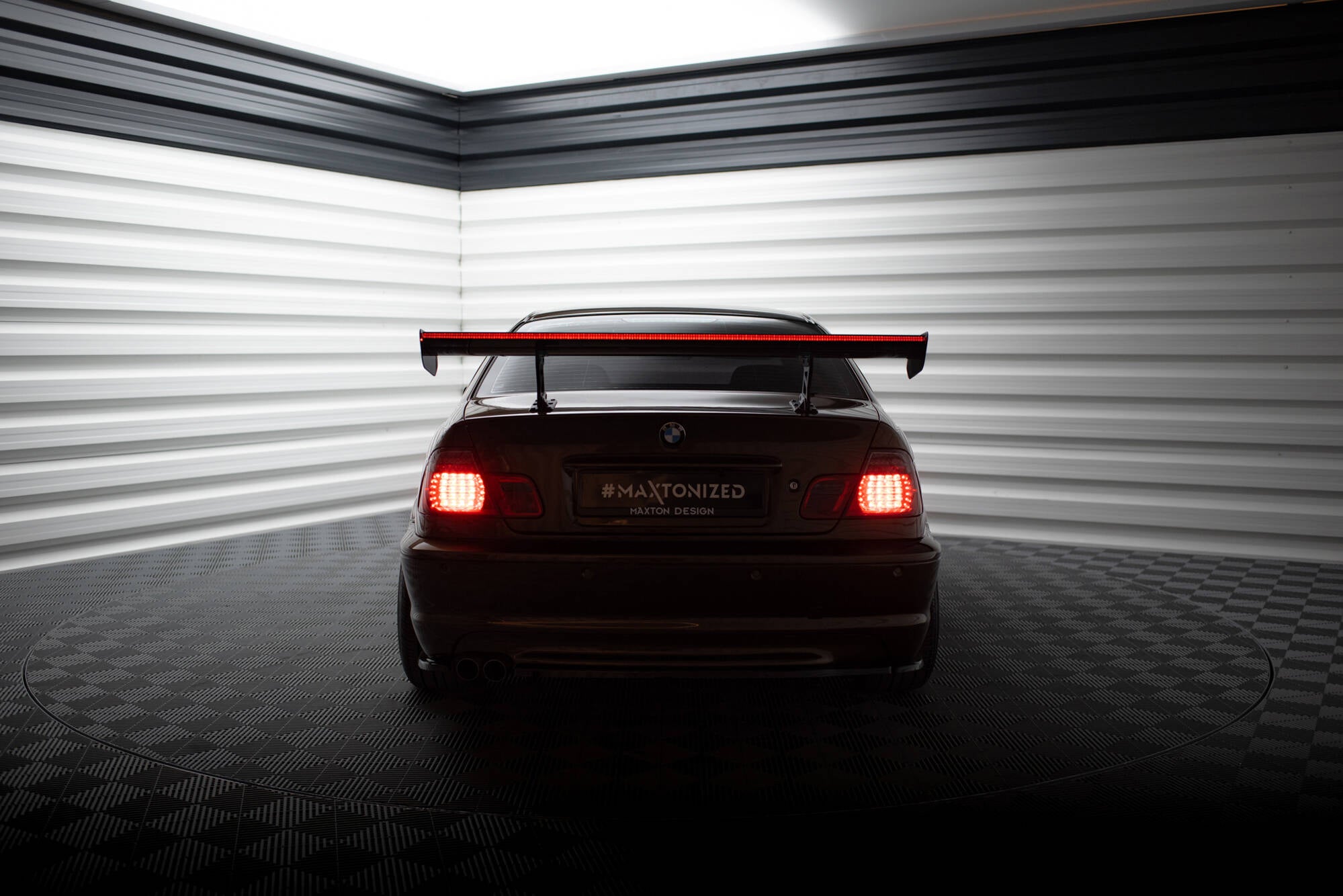 Hiilipoileri, jossa on sisäiset kiinnikkeet pystyssä + LED BMW 3 Coupe E46
