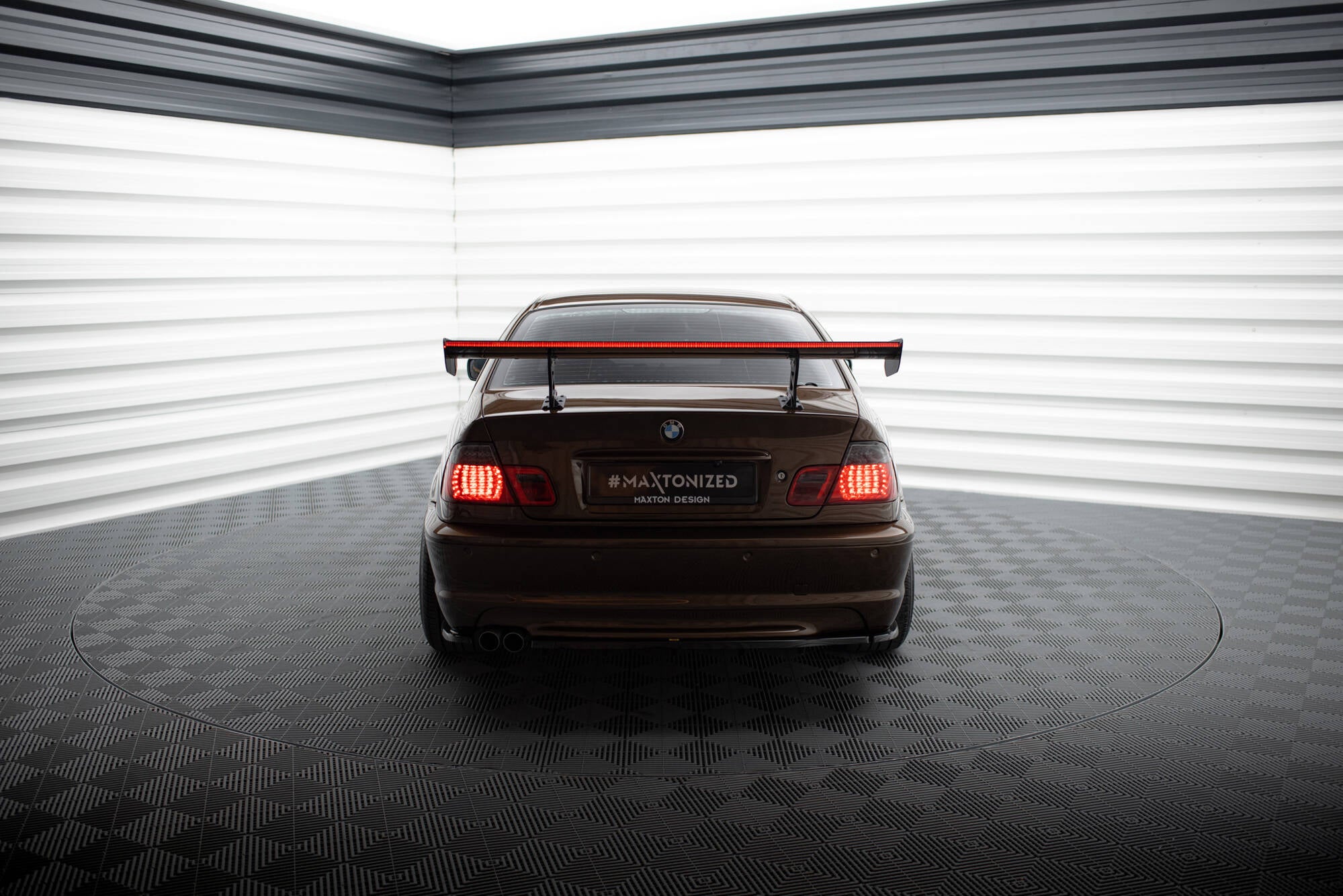 Hiilipoileri, jossa on sisäiset kiinnikkeet pystyssä + LED BMW 3 Coupe E46