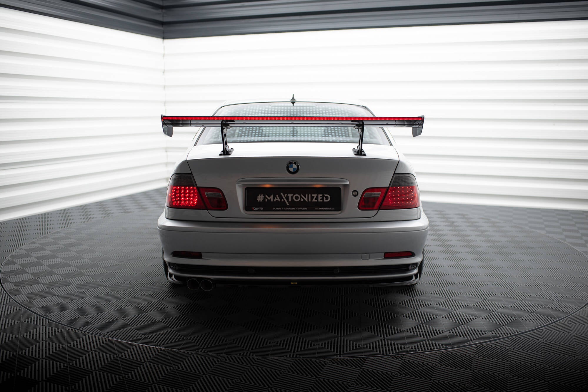 Carbon spoiler med interne parenteser lodret + LED BMW 3 Coupe E46