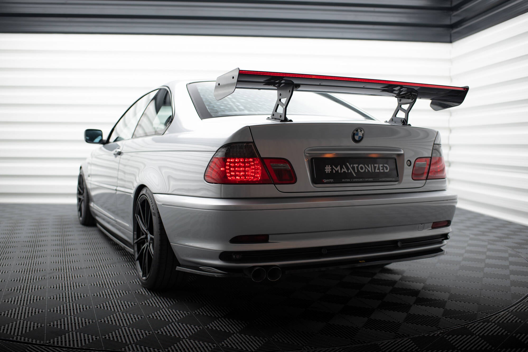 Carbon spoiler med interne parenteser lodret + LED BMW 3 Coupe E46