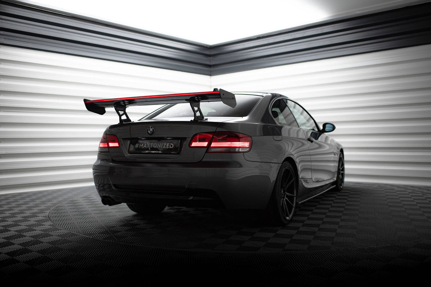 Carbon spoiler med interne parenteser lodret + LED BMW 3 / m3 coupe E92