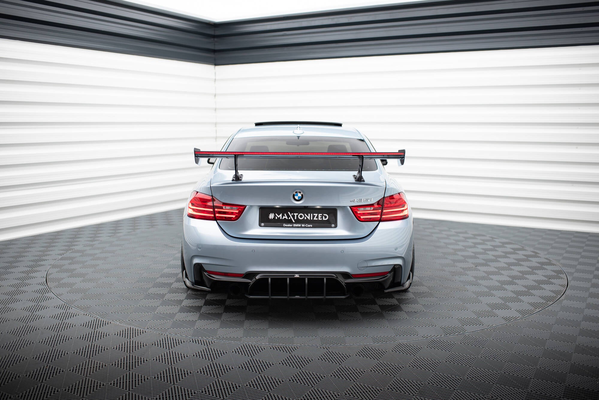 Hiilipoileri, jossa on sisäiset suluilla, pystyssä + LED BMW 4 F32 / 4 F32 M-pakkauskupee