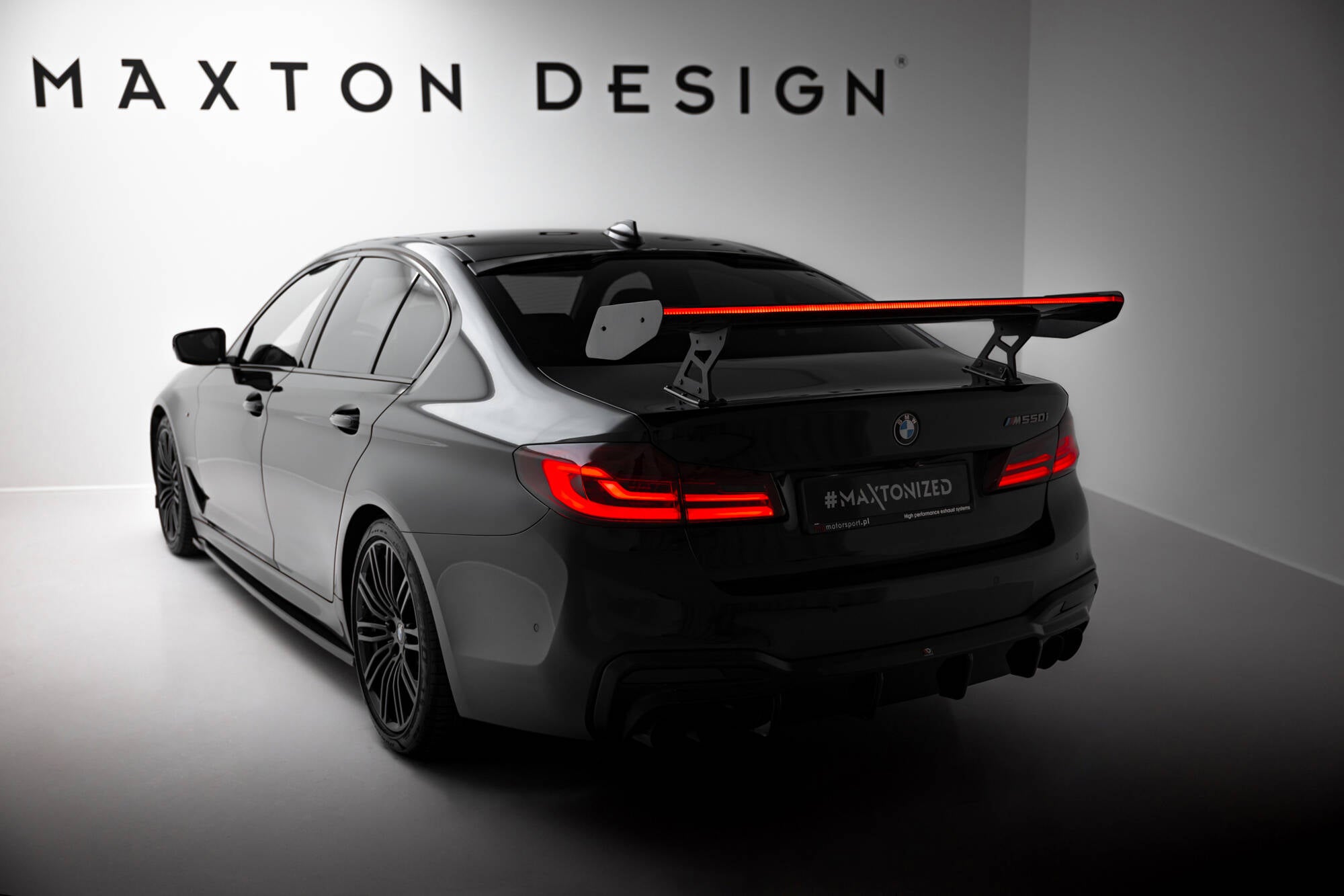Carbon spoiler med interne parenteser lodret + LED BMW 5 / M5 siden G30 / F90