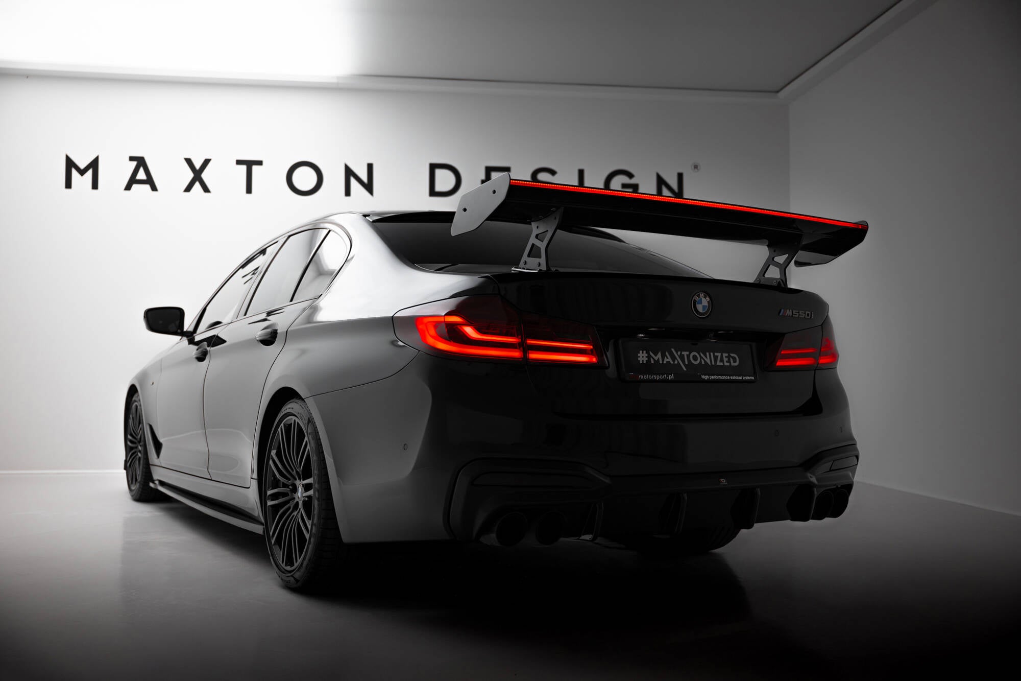 Carbon spoiler med interne parenteser lodret + LED BMW 5 / M5 siden G30 / F90