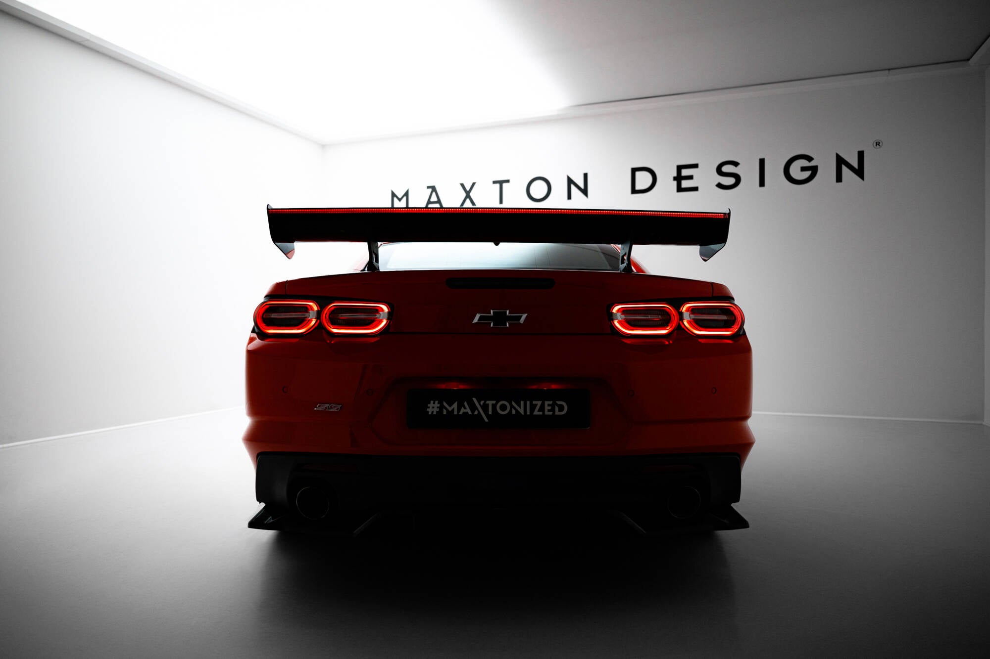 Hiilpoileri sisäisillä suluilla pystyssä + LED Chevrolet Camaro SS MK6 Facelift