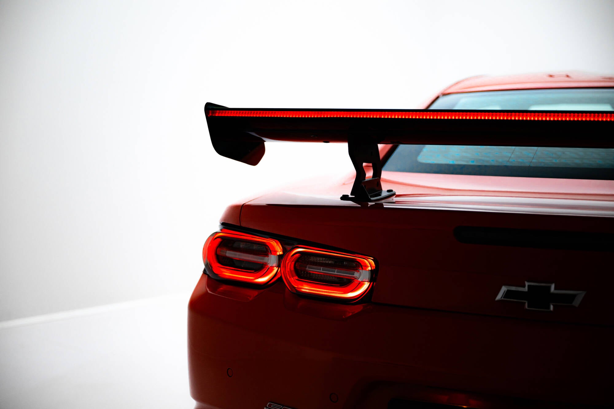 Hiilpoileri sisäisillä suluilla pystyssä + LED Chevrolet Camaro SS MK6 Facelift