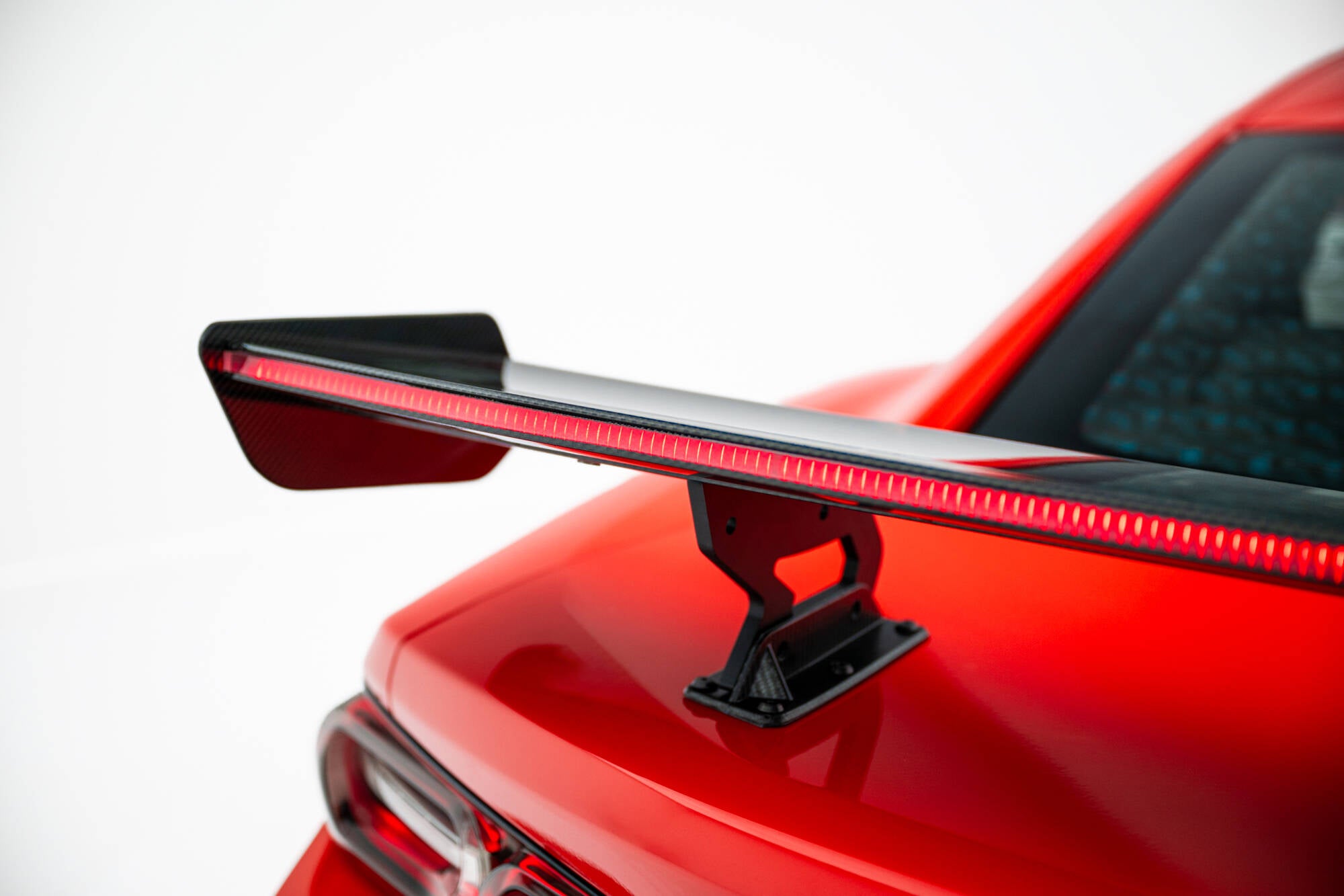 Hiilpoileri sisäisillä suluilla pystyssä + LED Chevrolet Camaro SS MK6 Facelift
