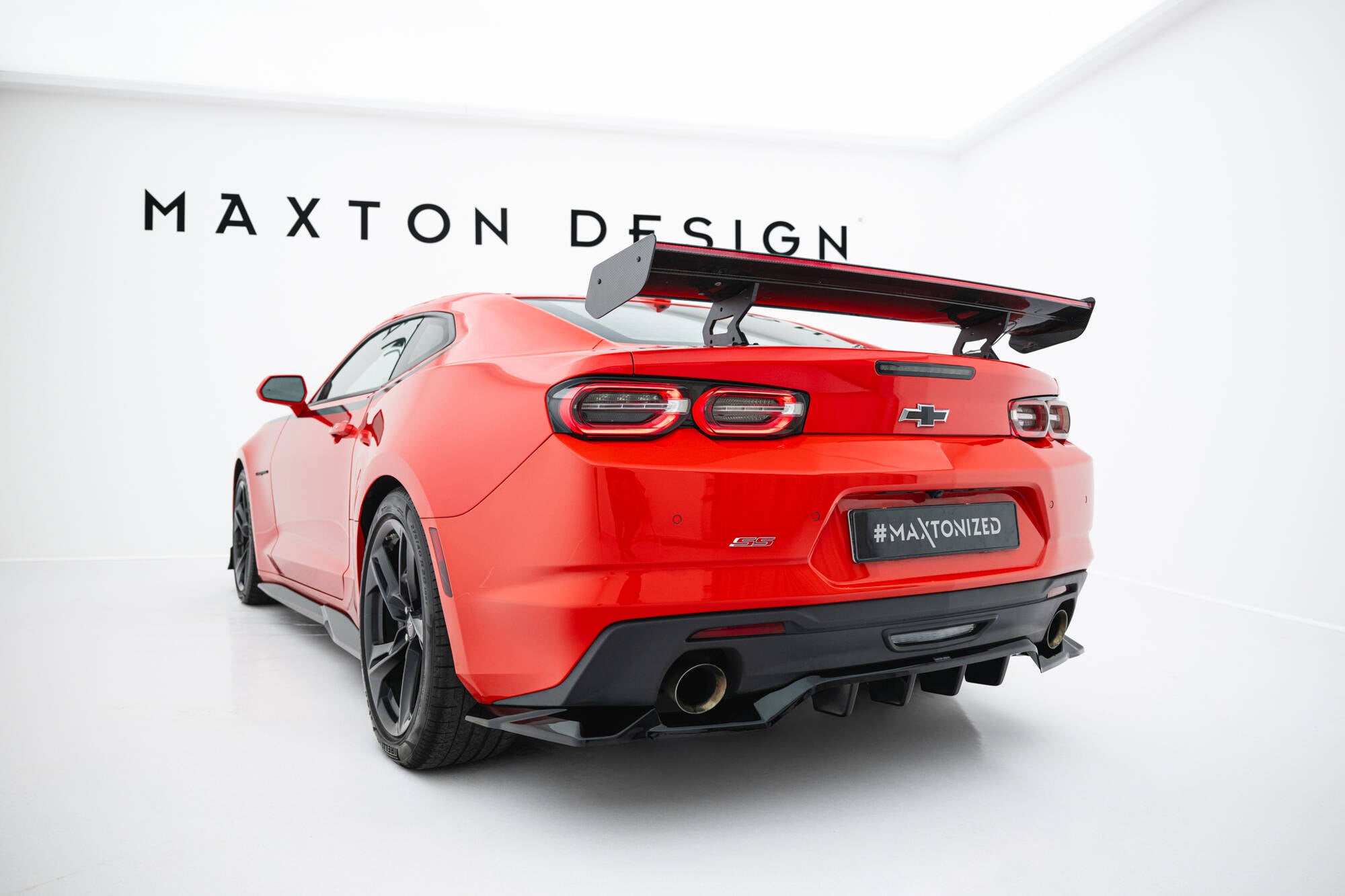 Hiilpoileri sisäisillä suluilla pystyssä + LED Chevrolet Camaro SS MK6 Facelift