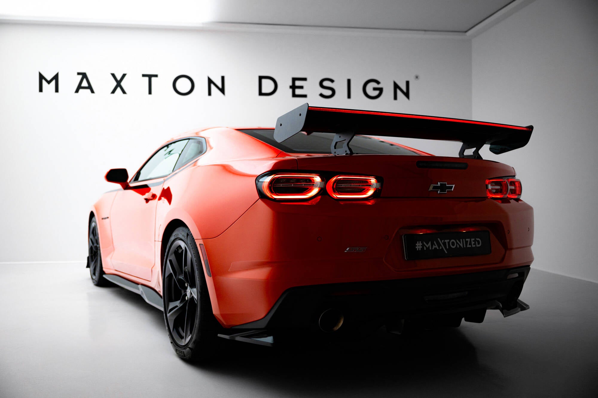 Hiilpoileri sisäisillä suluilla pystyssä + LED Chevrolet Camaro SS MK6 Facelift
