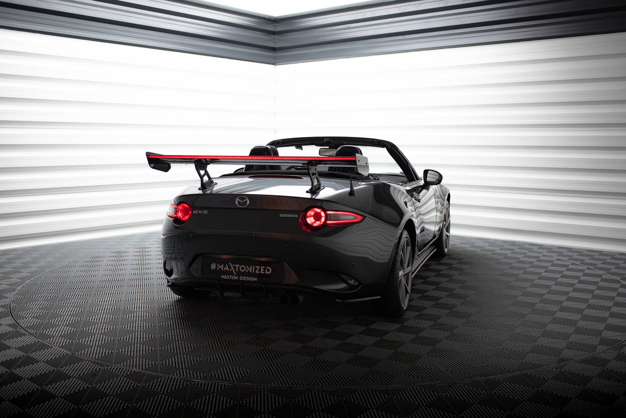 Hiilipoileri, jossa on sisäiset suluilla, pystyssä + LED Mazda MX-5 ND (MK4)