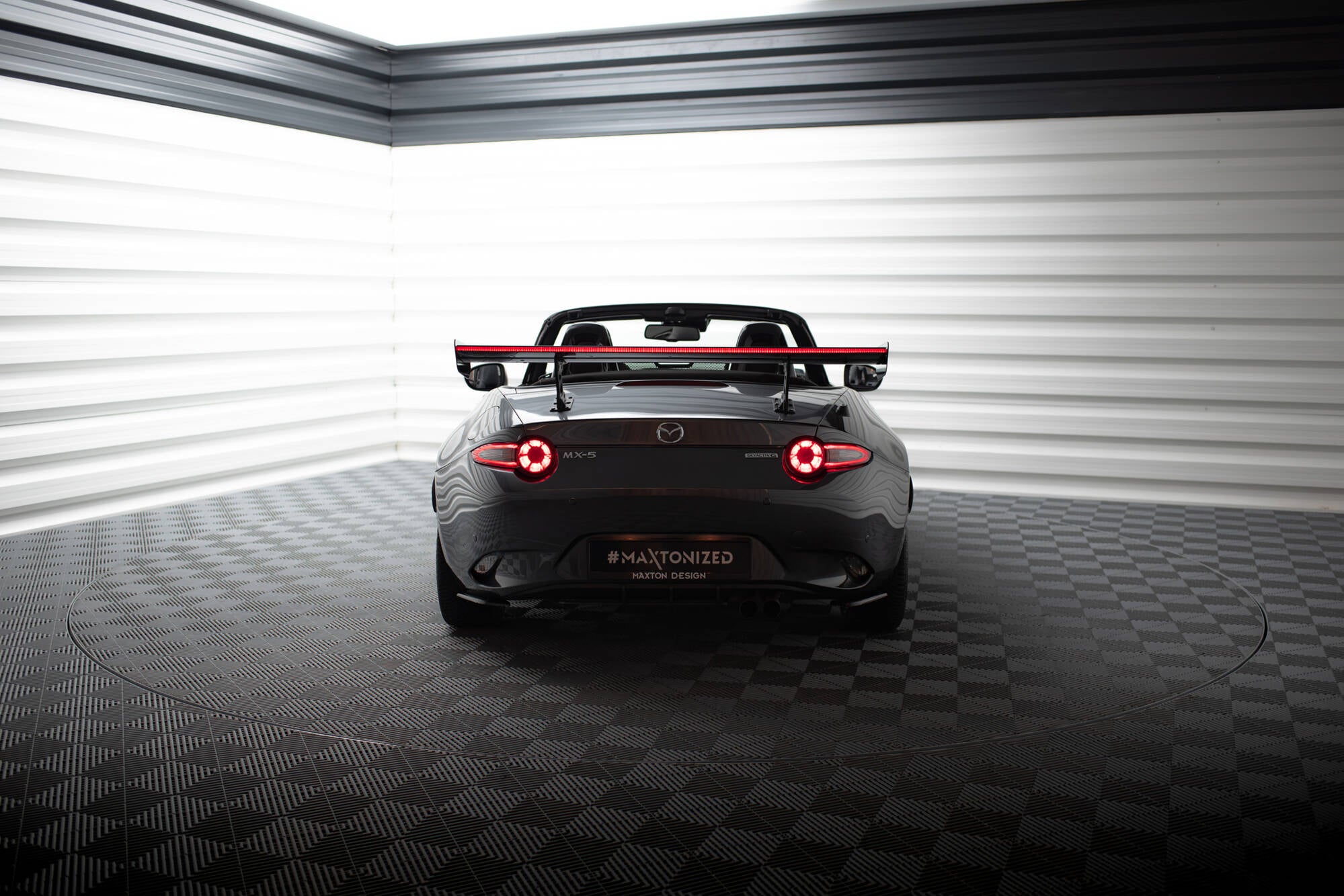 Hiilipoileri, jossa on sisäiset suluilla, pystyssä + LED Mazda MX-5 ND (MK4)