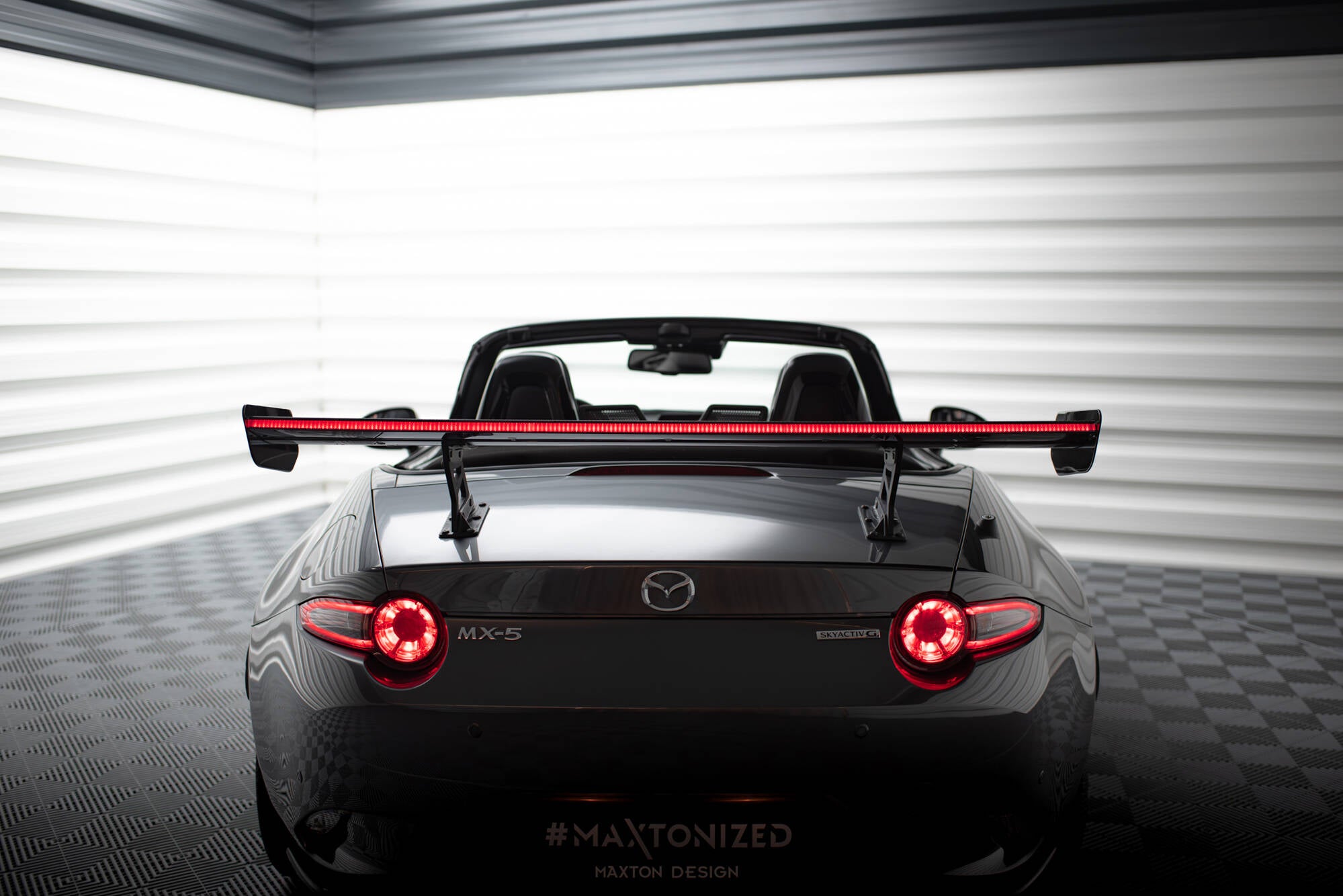 Hiilipoileri, jossa on sisäiset suluilla, pystyssä + LED Mazda MX-5 ND (MK4)