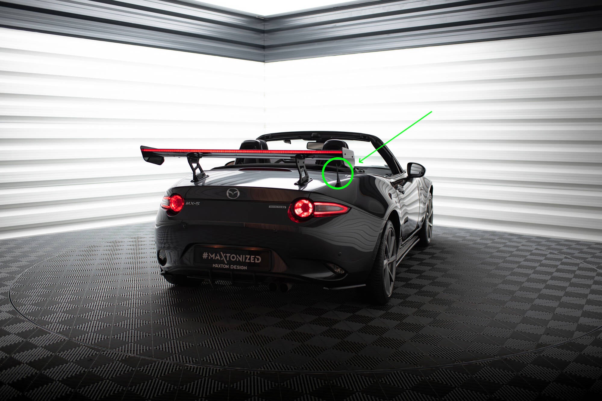 Hiilipoileri, jossa on sisäiset suluilla, pystyssä + LED Mazda MX-5 ND (MK4)