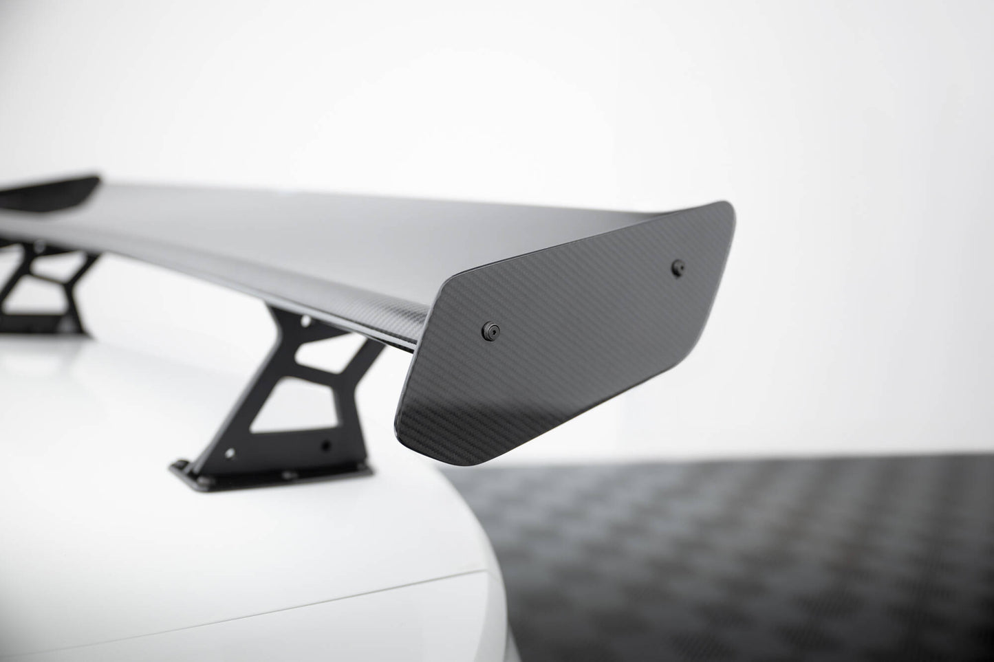 Hiilipoileri, jossa on sisäiset kiinnikkeet pystyssä + LED Volkswagen Jetta GLI MK7