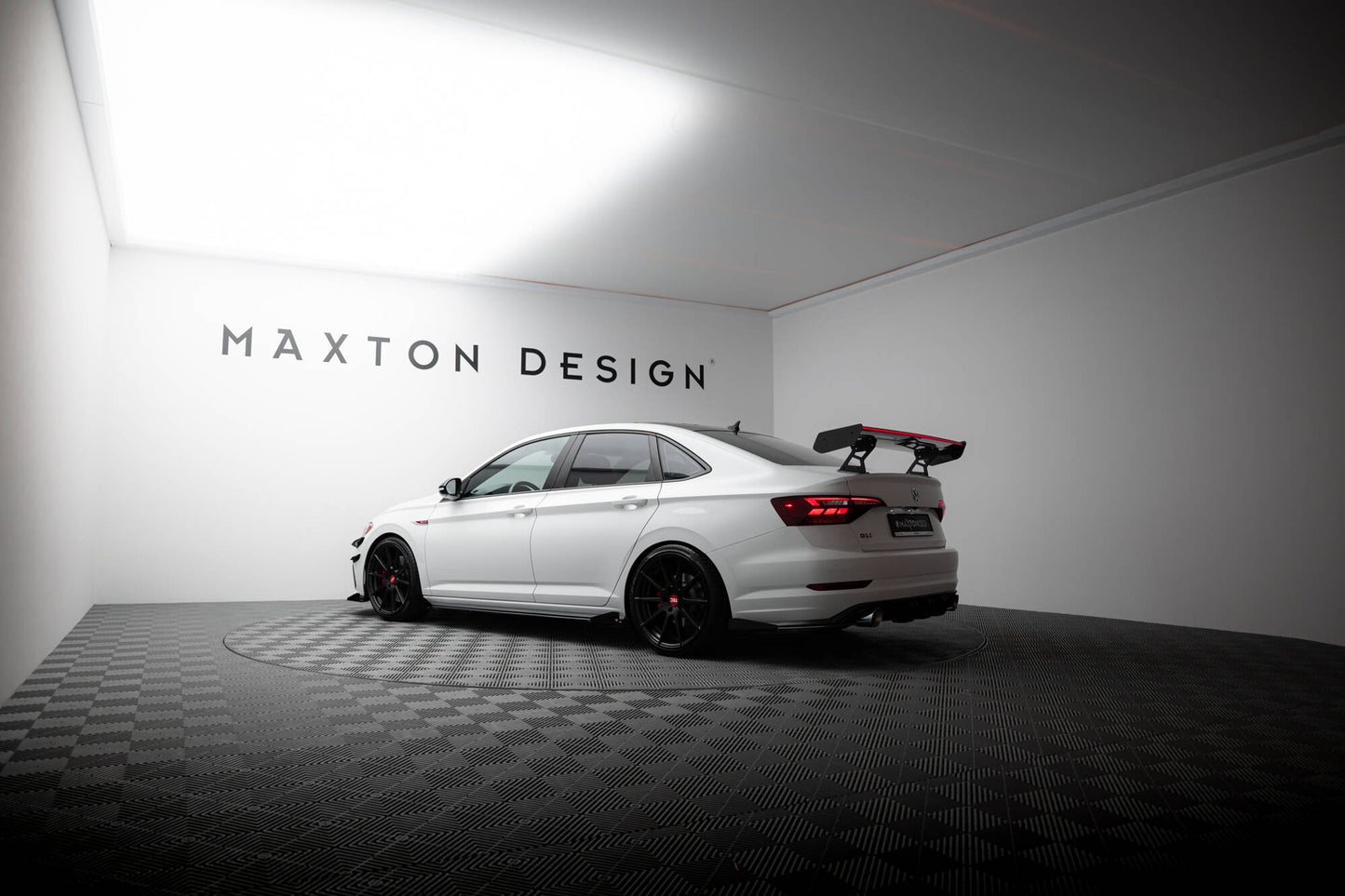 Hiilipoileri, jossa on sisäiset kiinnikkeet pystyssä + LED Volkswagen Jetta GLI MK7