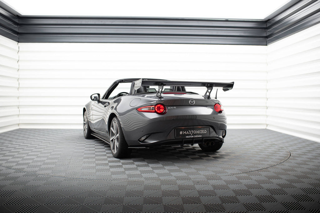 Hiilipoileri, jossa on sisäiset kiinnikkeet pystyssä Mazda MX-5 ND (MK4)