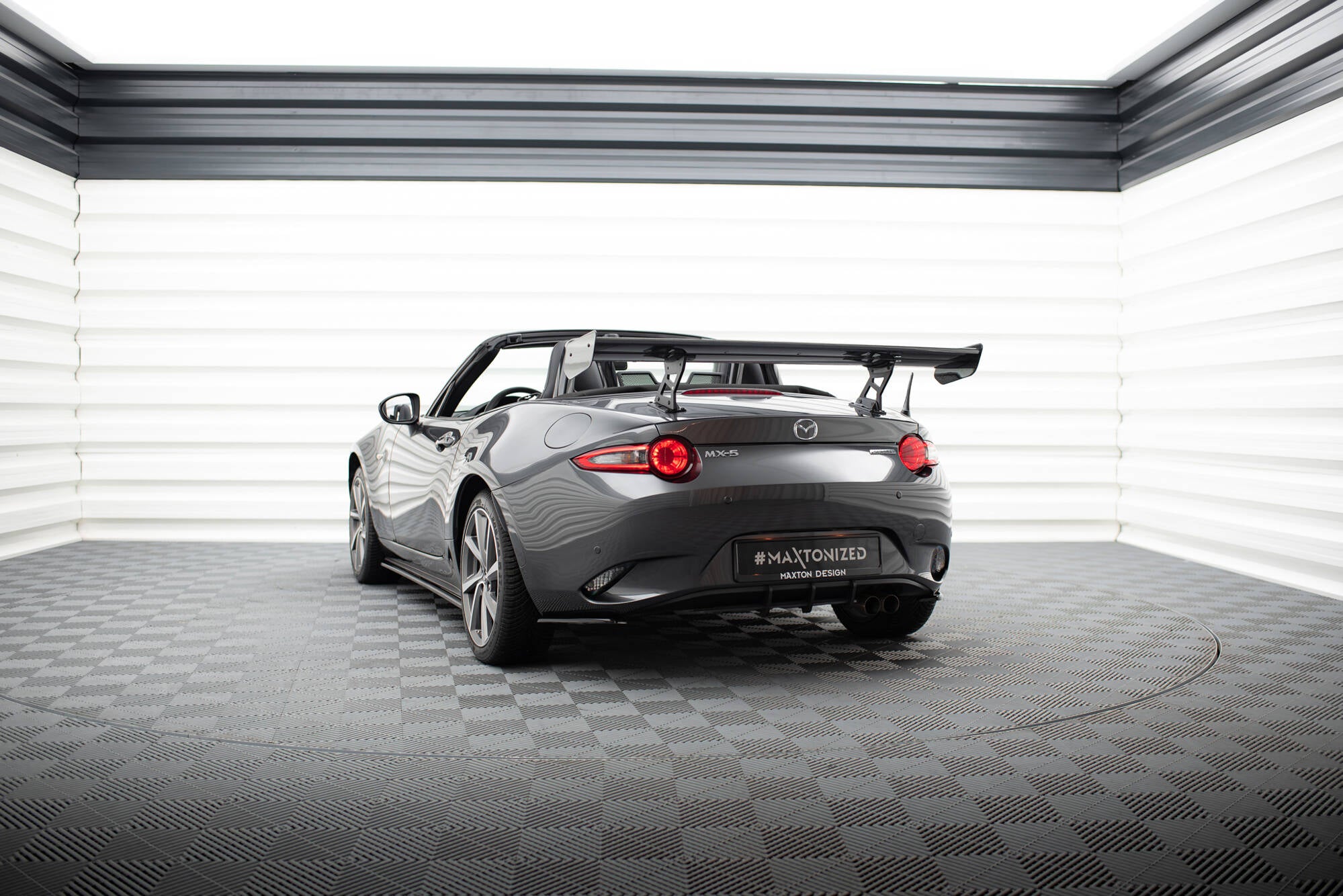 Hiilipoileri, jossa on sisäiset kiinnikkeet pystyssä Mazda MX-5 ND (MK4)