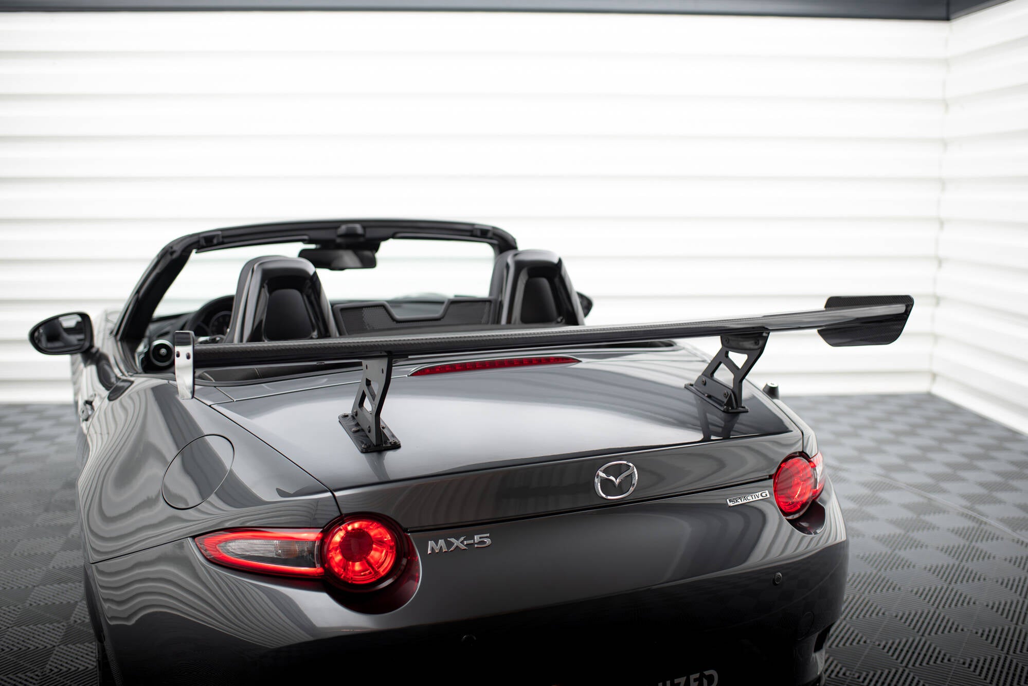 Hiilipoileri, jossa on sisäiset kiinnikkeet pystyssä Mazda MX-5 ND (MK4)