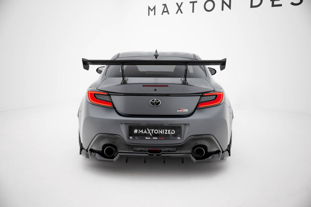 Hiilispoileri sisäisillä kiinnikkeillä pystyssä Toyota GR86 / Subaru Brz MK2