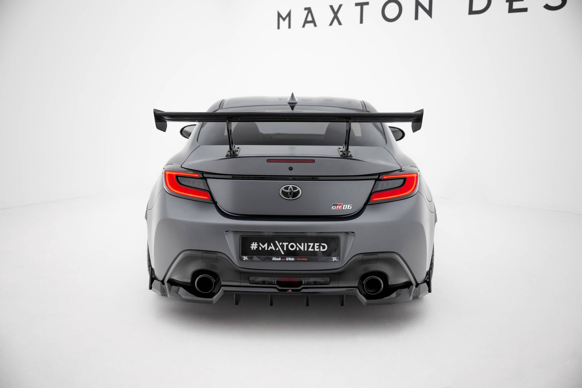 Hiilispoileri sisäisillä kiinnikkeillä pystyssä Toyota GR86 / Subaru Brz MK2