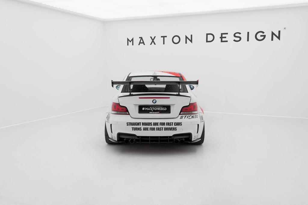 Hiilpoileri, jossa on sisäiset kiinnikkeet pystysuorat v.1 BMW 1 M E82