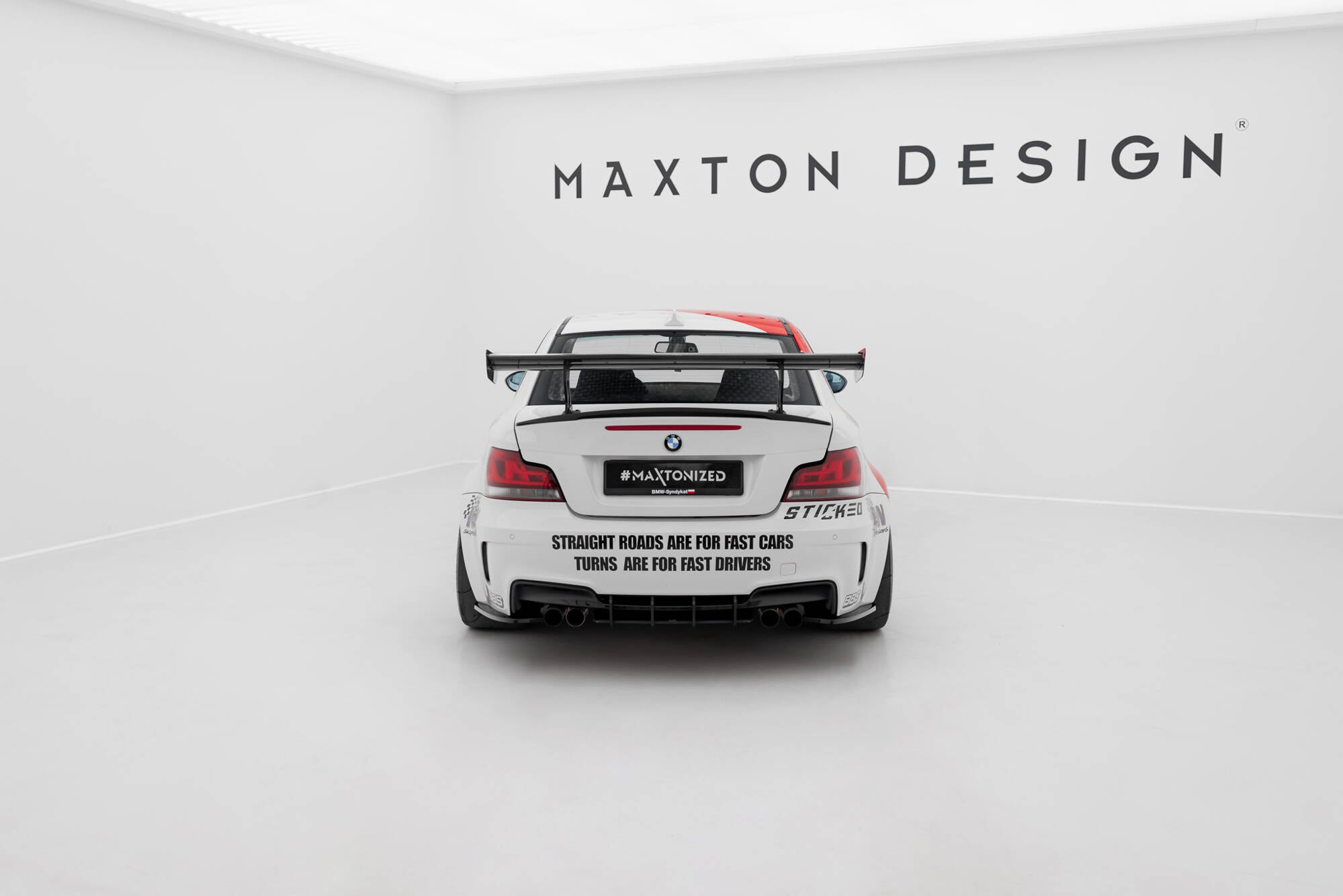 Hiilpoileri, jossa on sisäiset kiinnikkeet pystysuorat v.1 BMW 1 M E82