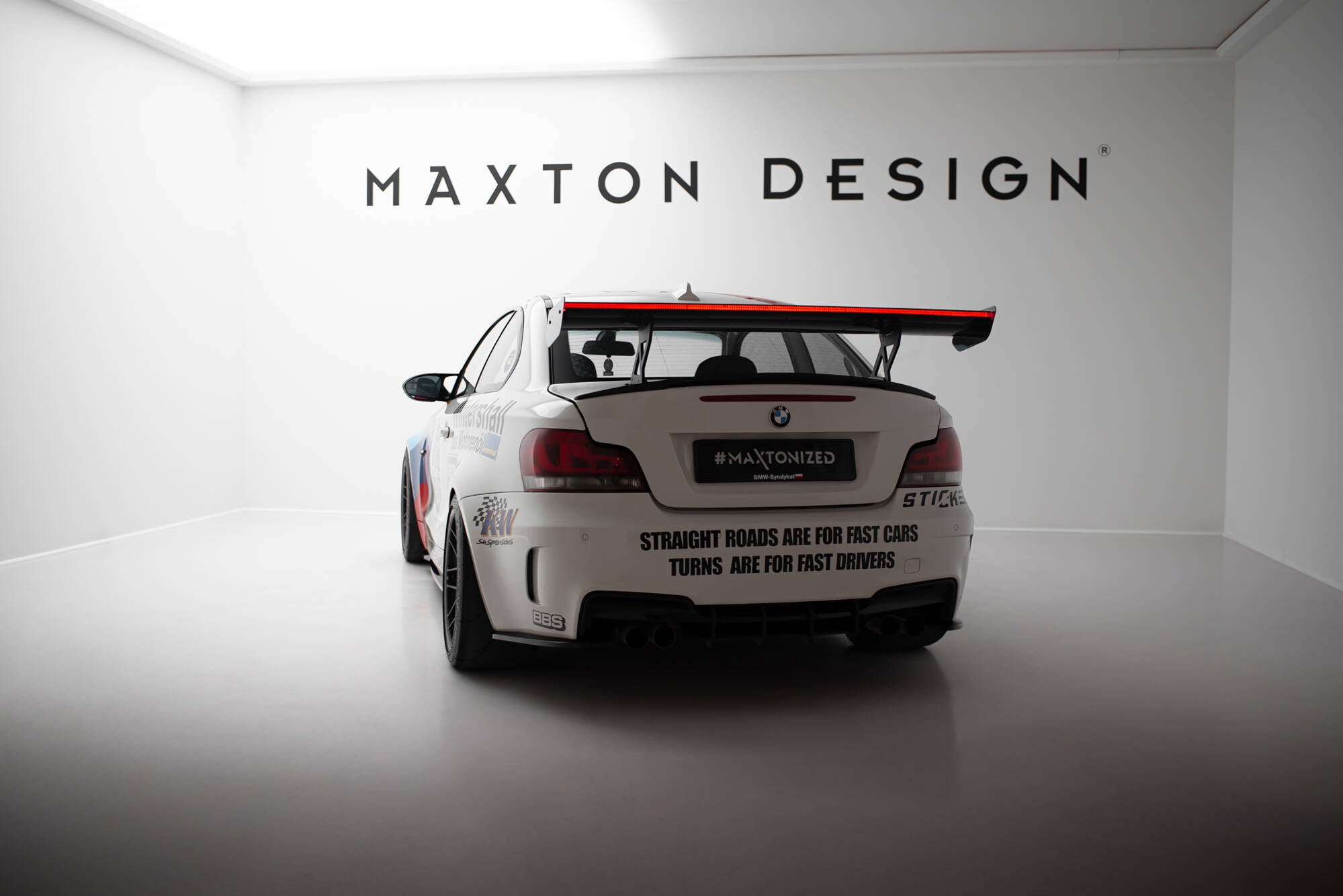 Hiilpoileri sisäisillä suluilla pystyssä V.1 + LED BMW 1 M E82