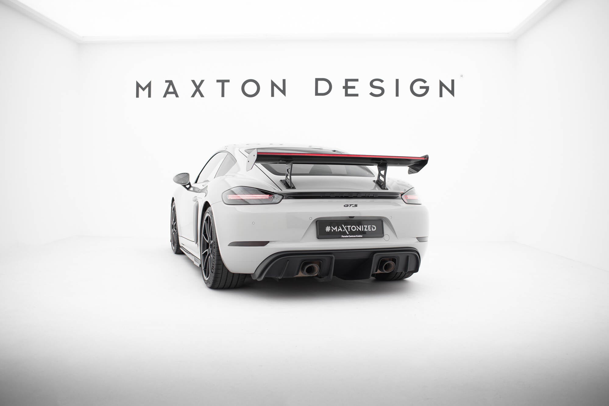 Hiilpoileri sisäisillä suluilla pystyssä V.1 + LED Porsche 718 Cayman 982c