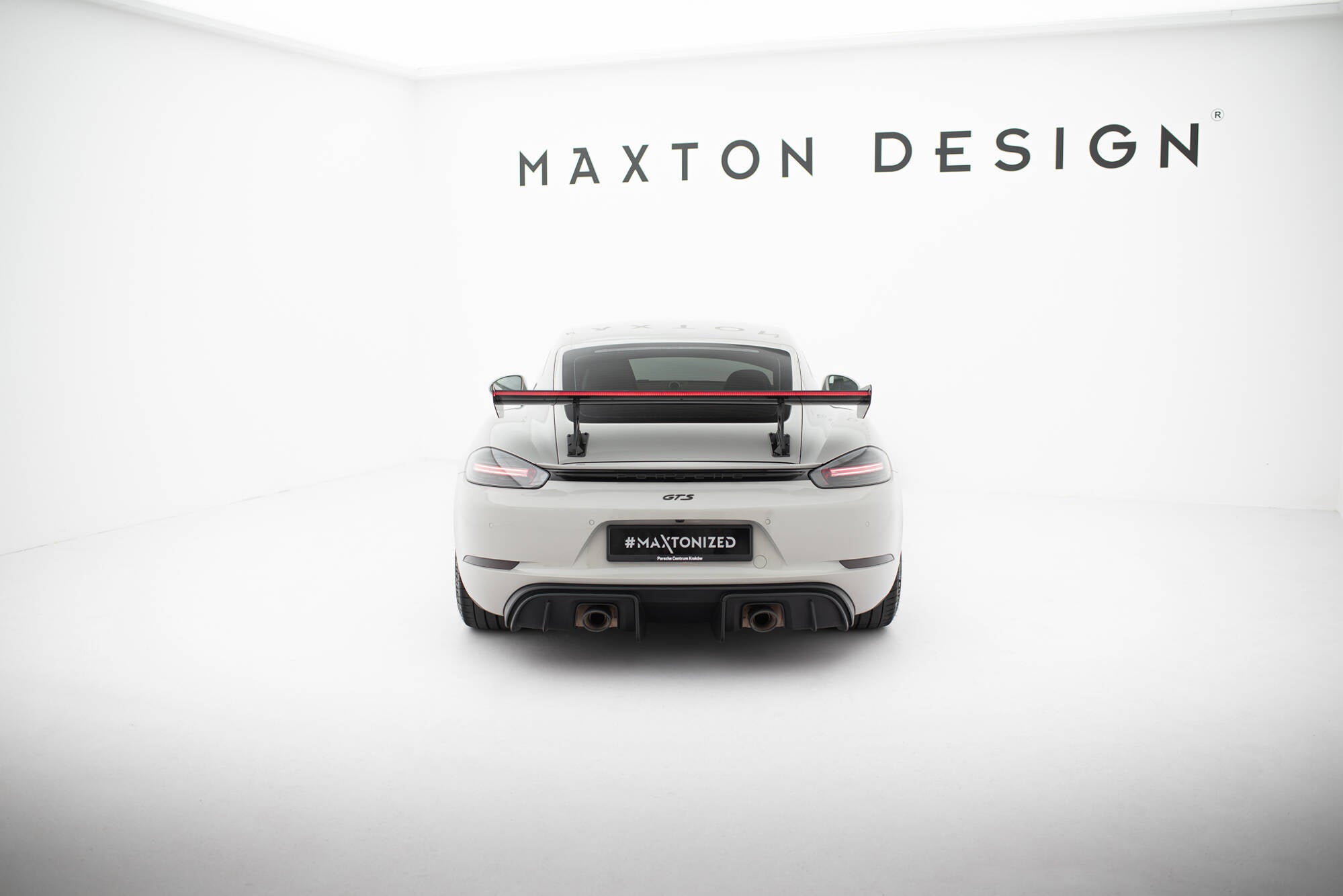 Hiilpoileri sisäisillä suluilla pystyssä V.1 + LED Porsche 718 Cayman 982c