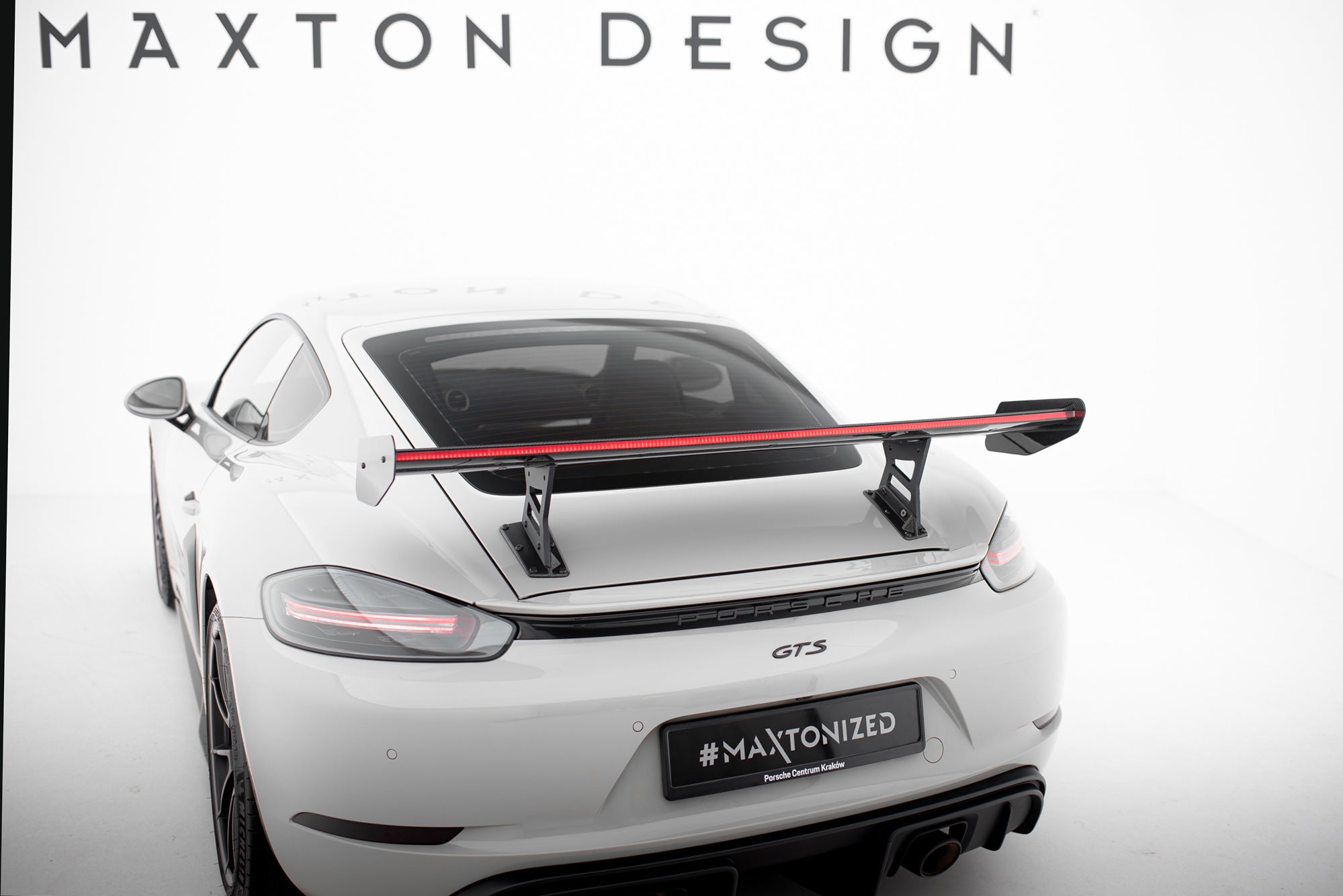 Hiilpoileri sisäisillä suluilla pystyssä V.1 + LED Porsche 718 Cayman 982c