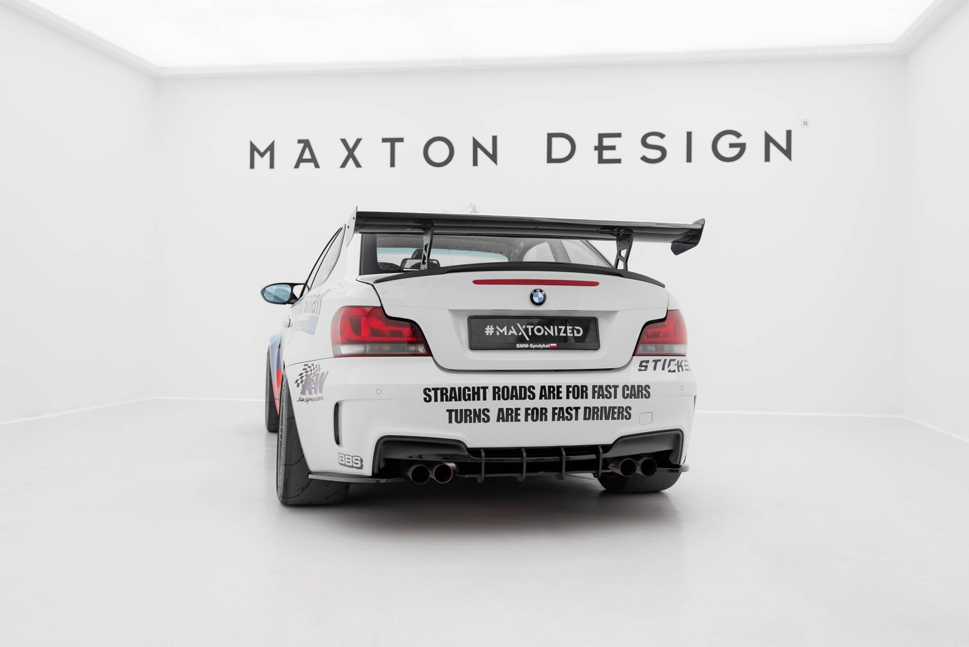 Hiilpoileri, jossa on sisäiset kiinnikkeet, pystyssä V.2 BMW 1 M E82