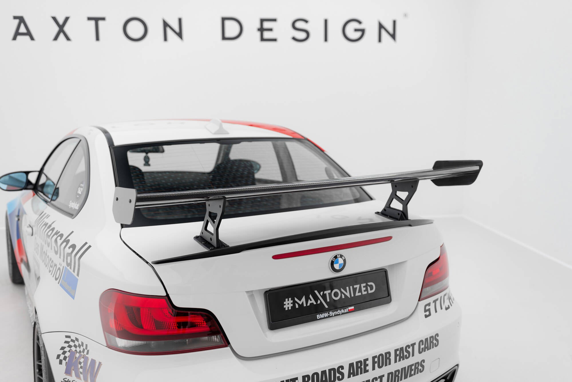 Hiilpoileri, jossa on sisäiset kiinnikkeet, pystyssä V.2 BMW 1 M E82
