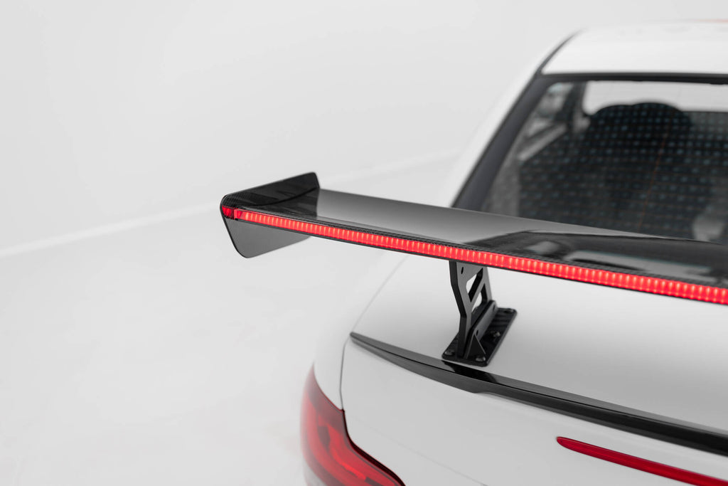 Hiilpoileri, jossa on sisäiset kiinnikkeet pystyssä V.2 + LED BMW 1 M E82
