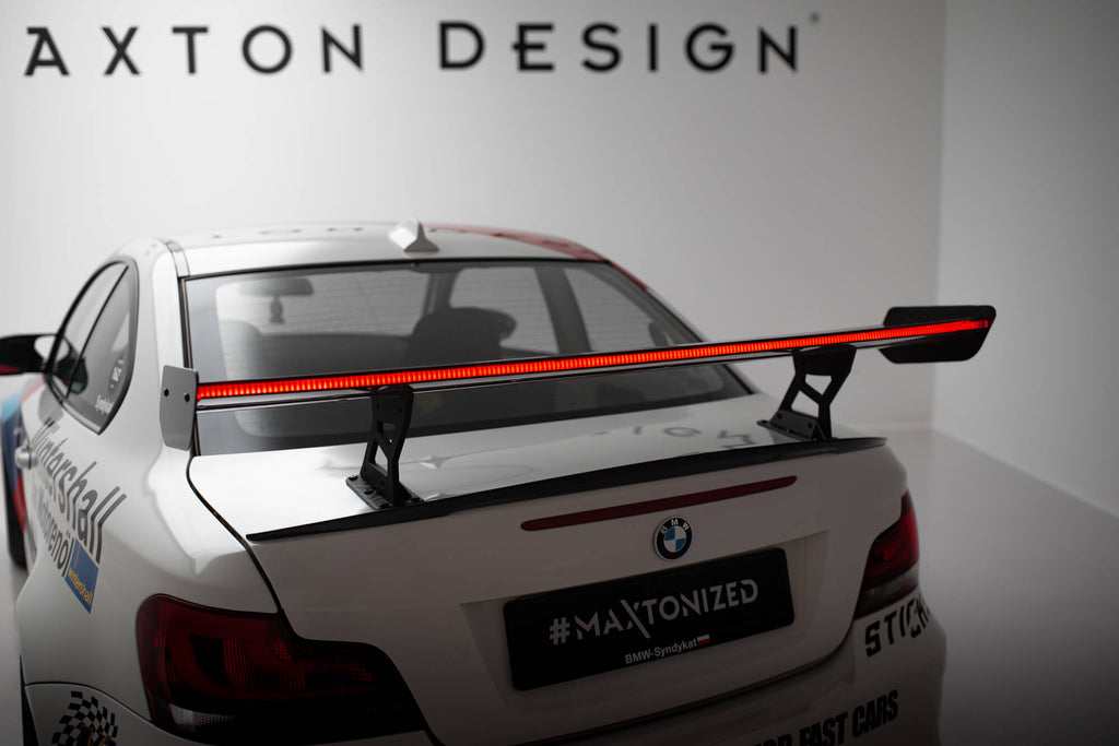 Hiilpoileri, jossa on sisäiset kiinnikkeet pystyssä V.2 + LED BMW 1 M E82