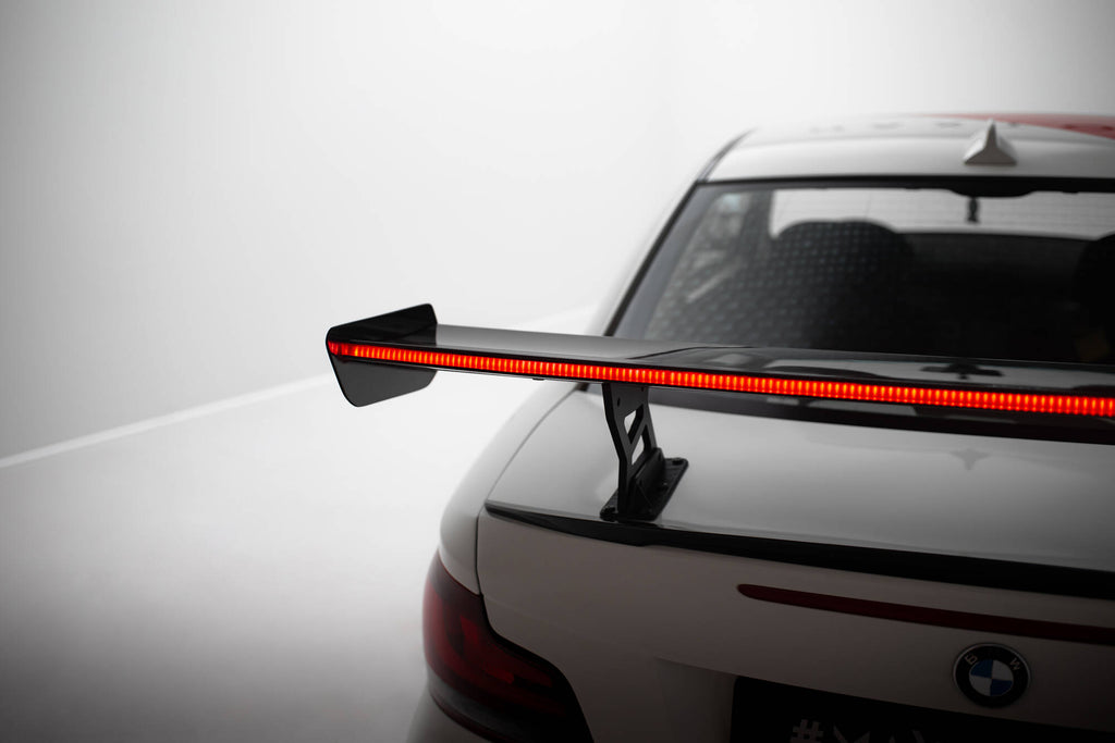 Hiilpoileri, jossa on sisäiset kiinnikkeet pystyssä V.2 + LED BMW 1 M E82