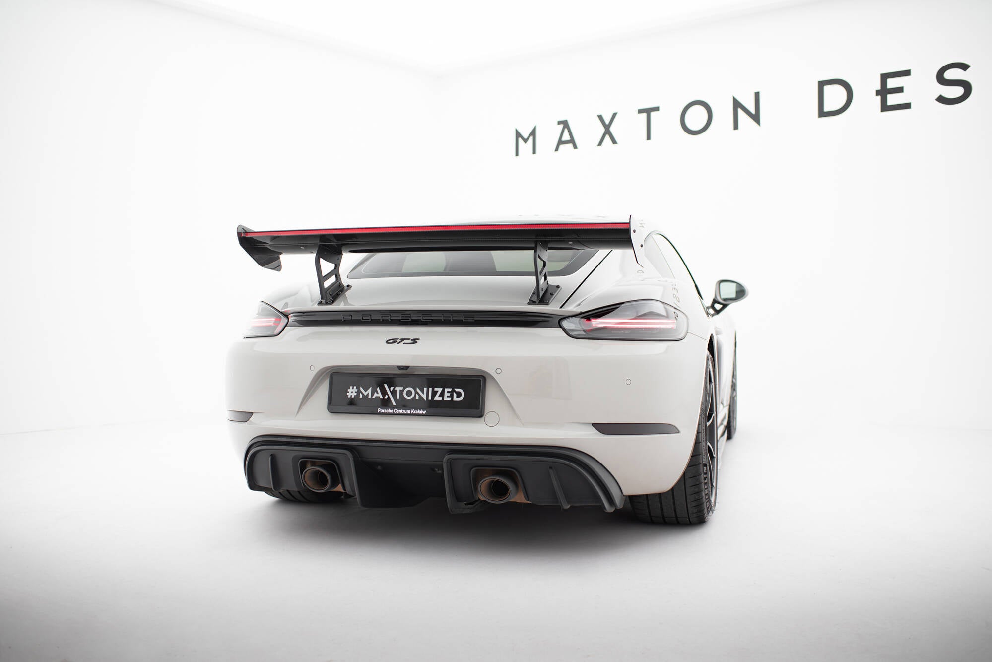Hiilpoileri sisäisillä suluilla pystyssä V.2 + LED Porsche 718 Cayman 982c