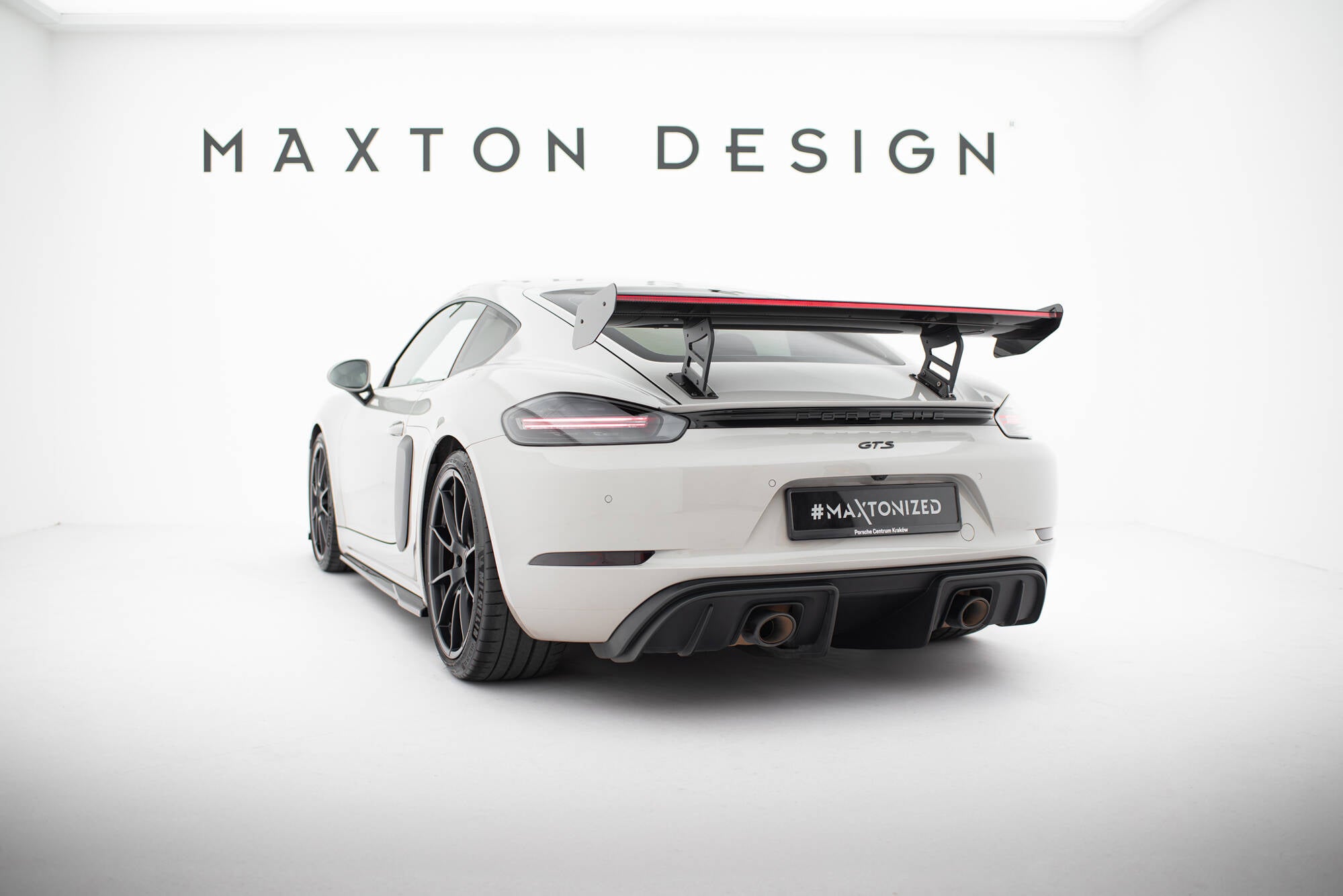 Hiilpoileri sisäisillä suluilla pystyssä V.2 + LED Porsche 718 Cayman 982c