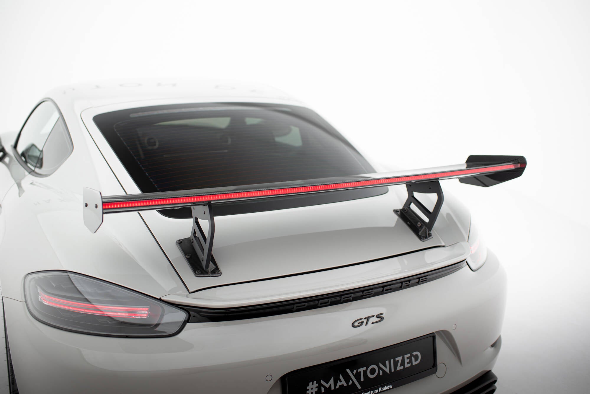 Hiilpoileri sisäisillä suluilla pystyssä V.2 + LED Porsche 718 Cayman 982c