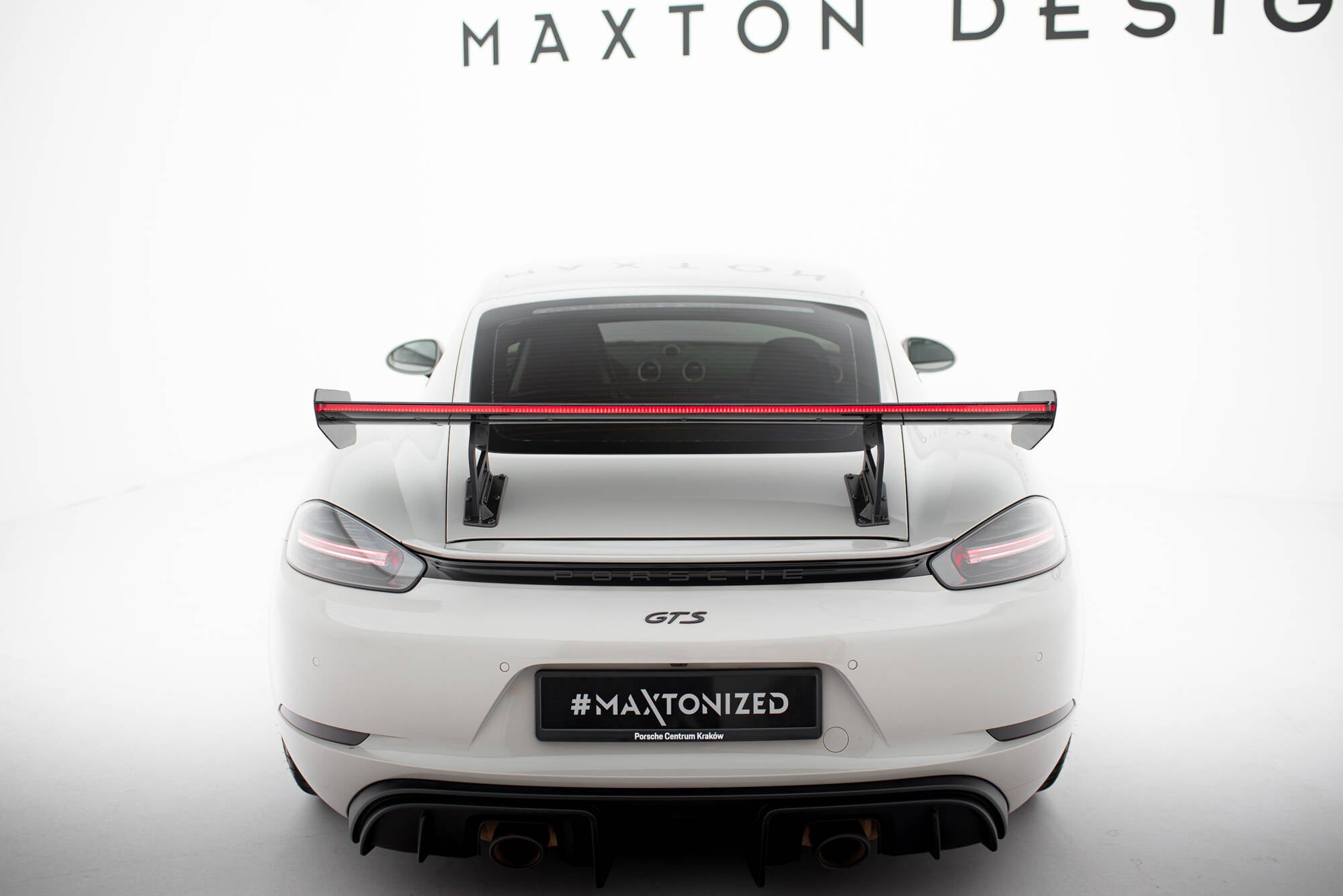Hiilpoileri sisäisillä suluilla pystyssä V.2 + LED Porsche 718 Cayman 982c
