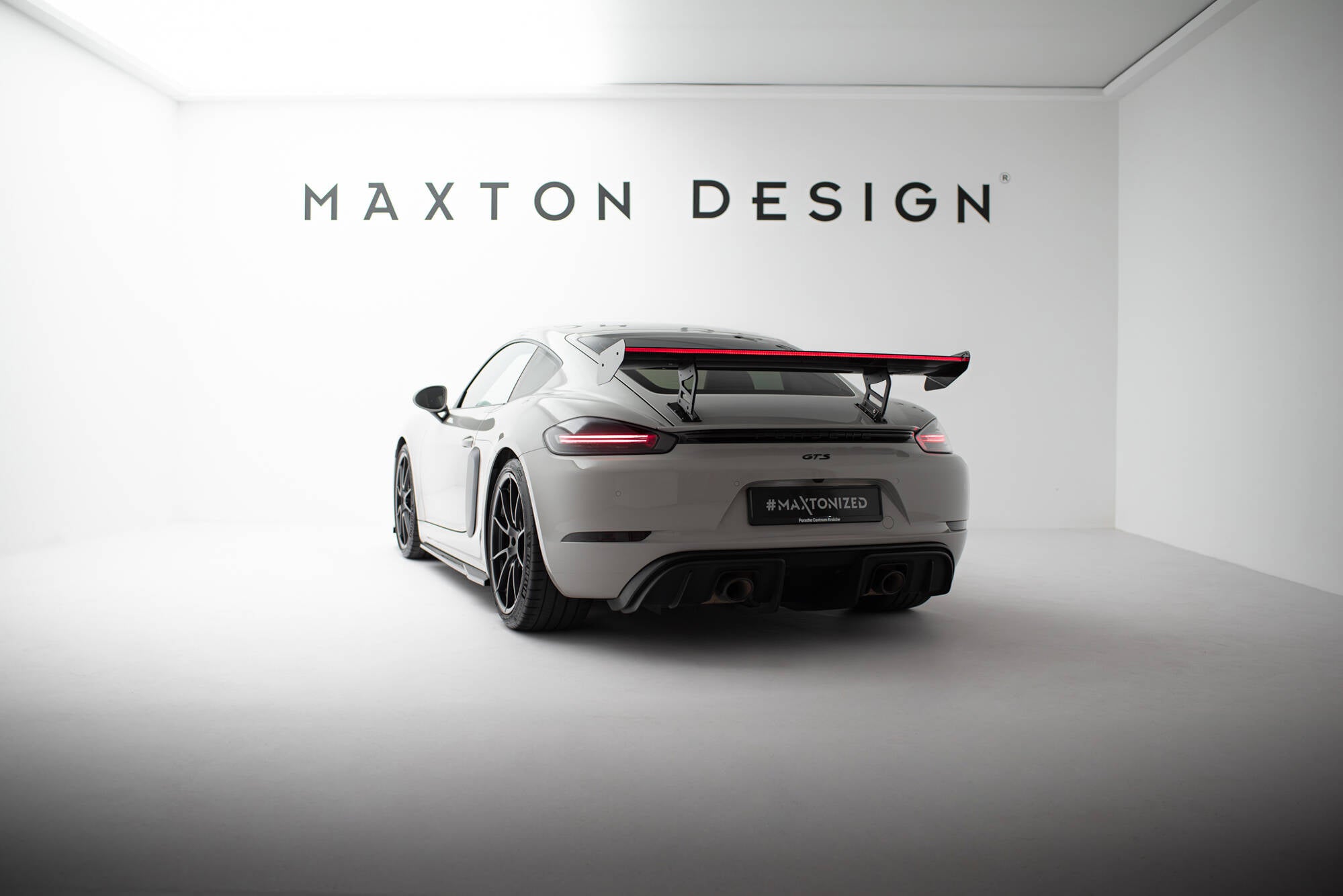 Hiilpoileri sisäisillä suluilla pystyssä V.2 + LED Porsche 718 Cayman 982c