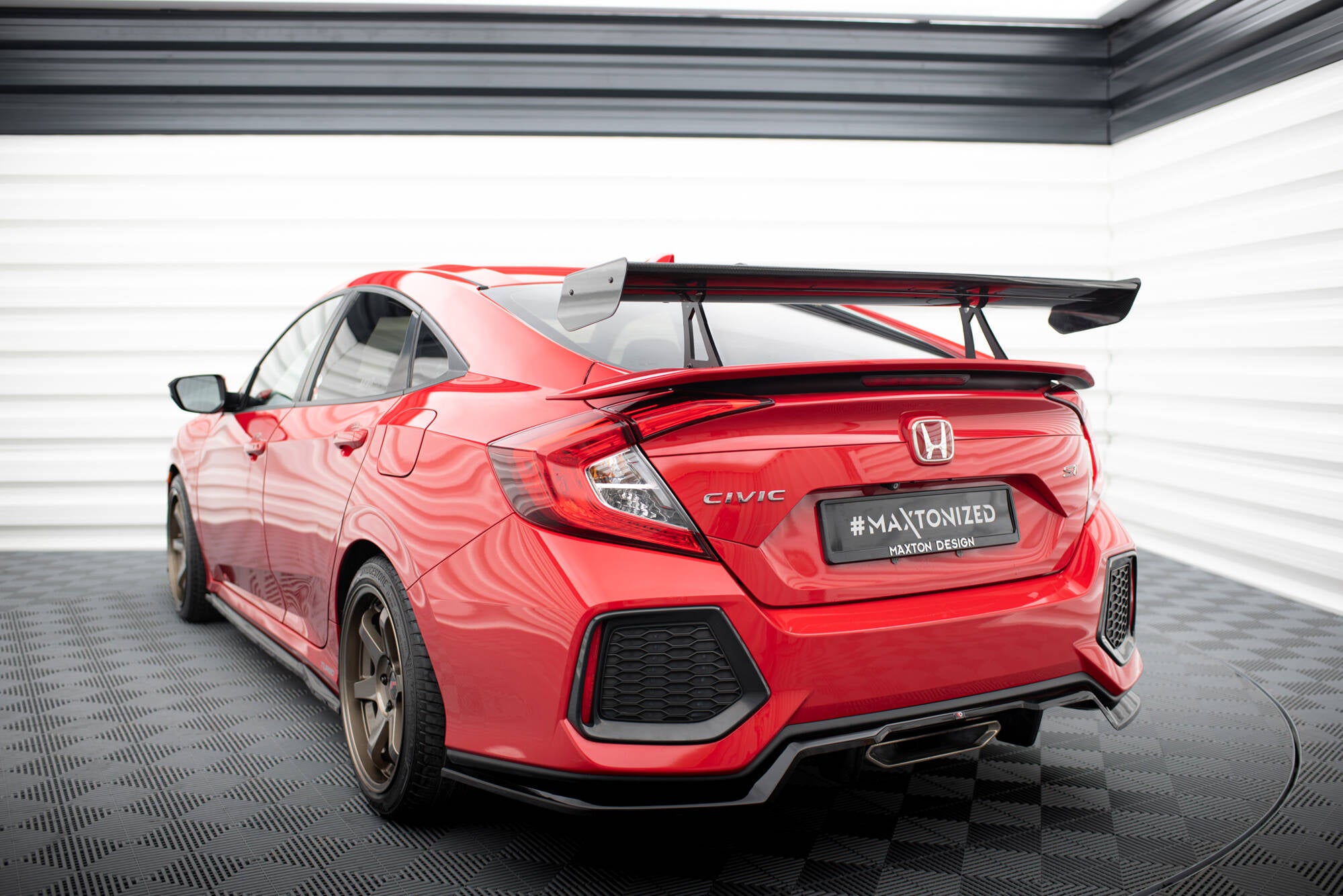 Hiilpoileri, jolla on ylempi joutsen kiinnittämällä Honda Civic Si Mk10