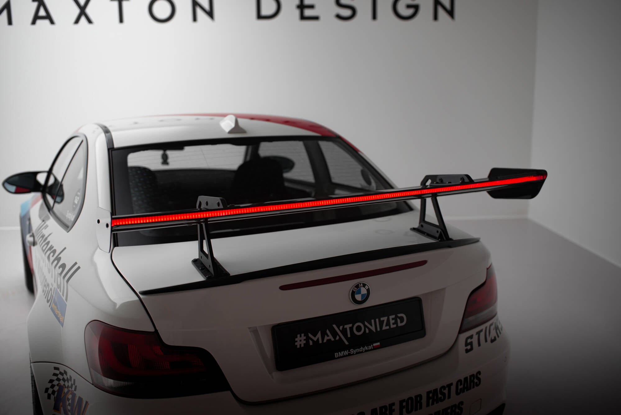 Hiilpoileri, jossa on ylempi joutsenkiinnitys + LED BMW 1 M E82