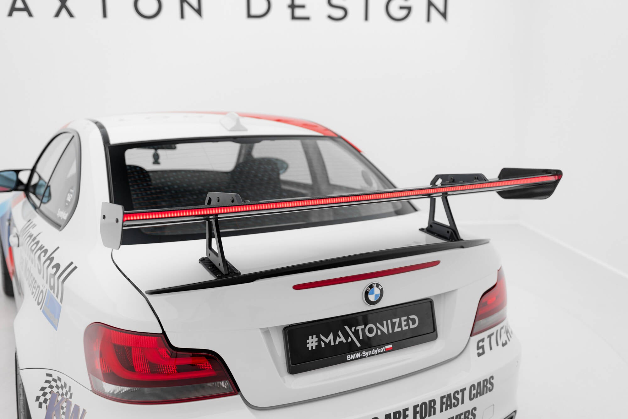 Carbon spoiler med øvre svanemontering + LED BMW 1 M E82
