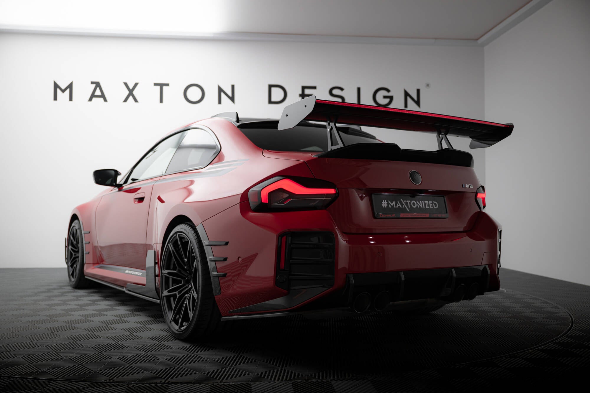 Carbon spoiler med øvre svanemontering + LED BMW M2 G87